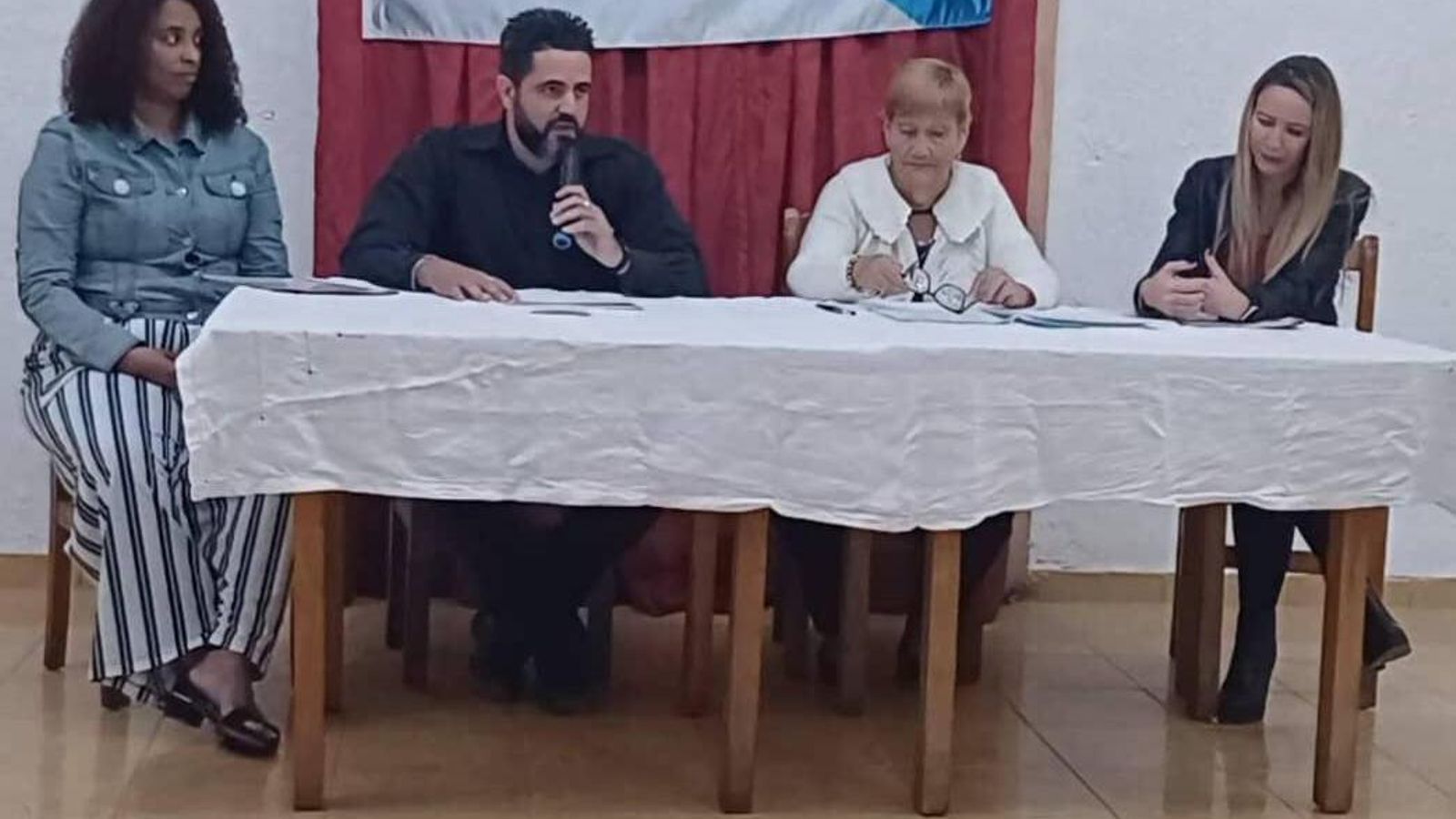 En la imagen la junta ejecutiva y al micrófono el presidente social 