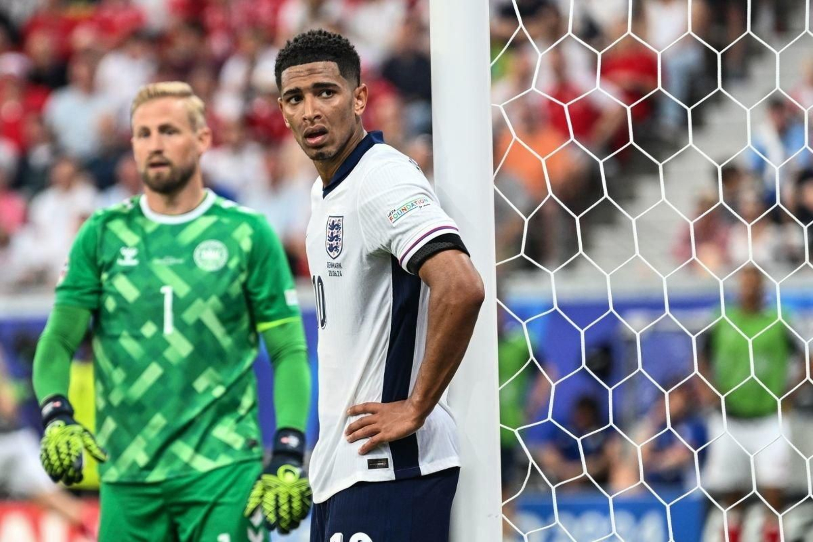 Jude Bellingham gesticula ante Schmeichel, portero de Dinamarca, en el partido disputado ayer en Fráncfort.