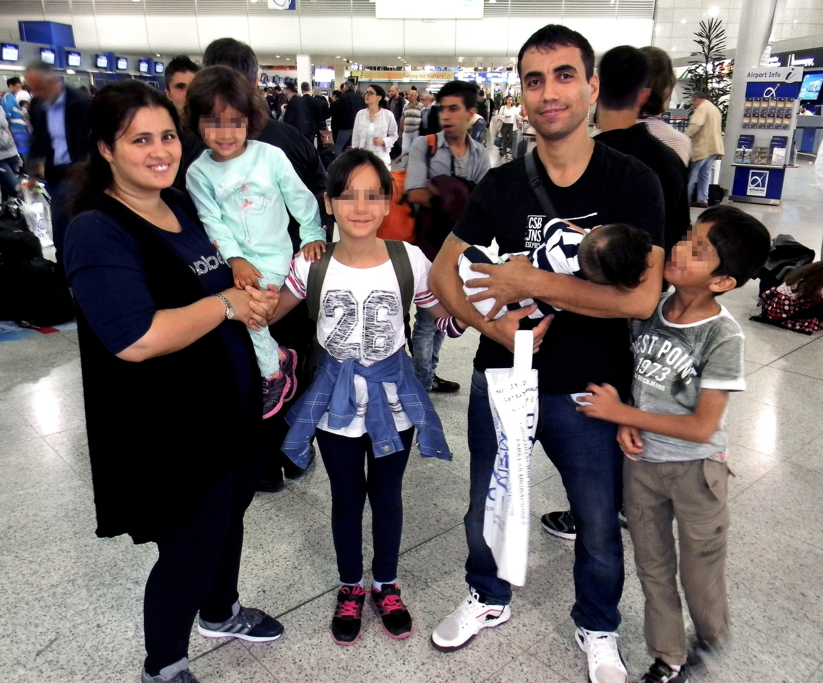 Nafia Bedredín, con su mujer y sus cuatro hijos, en el aeropuerto de Atenas.