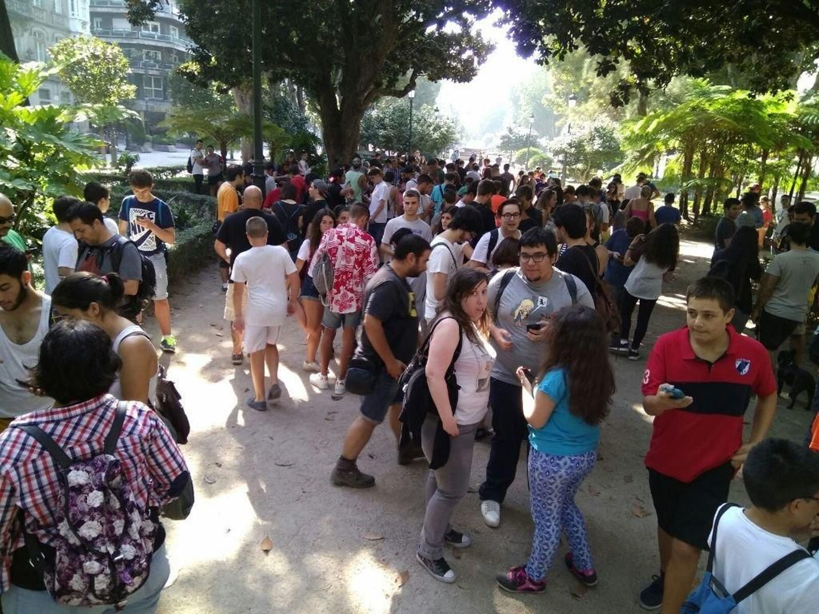 La Alameda fue ayer el punto neurálgico de los cazadores de Pokémon.