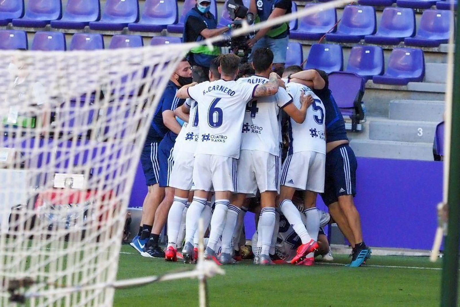 El vigués Diego Martínez, técnico del Granada, saluda a Voro, entrenador circunstancial che.
