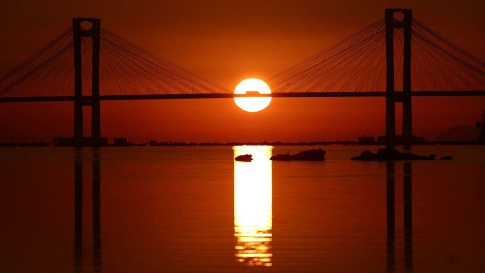 El cielo despejado dejó imágenes como esta, en el puente de Rande.