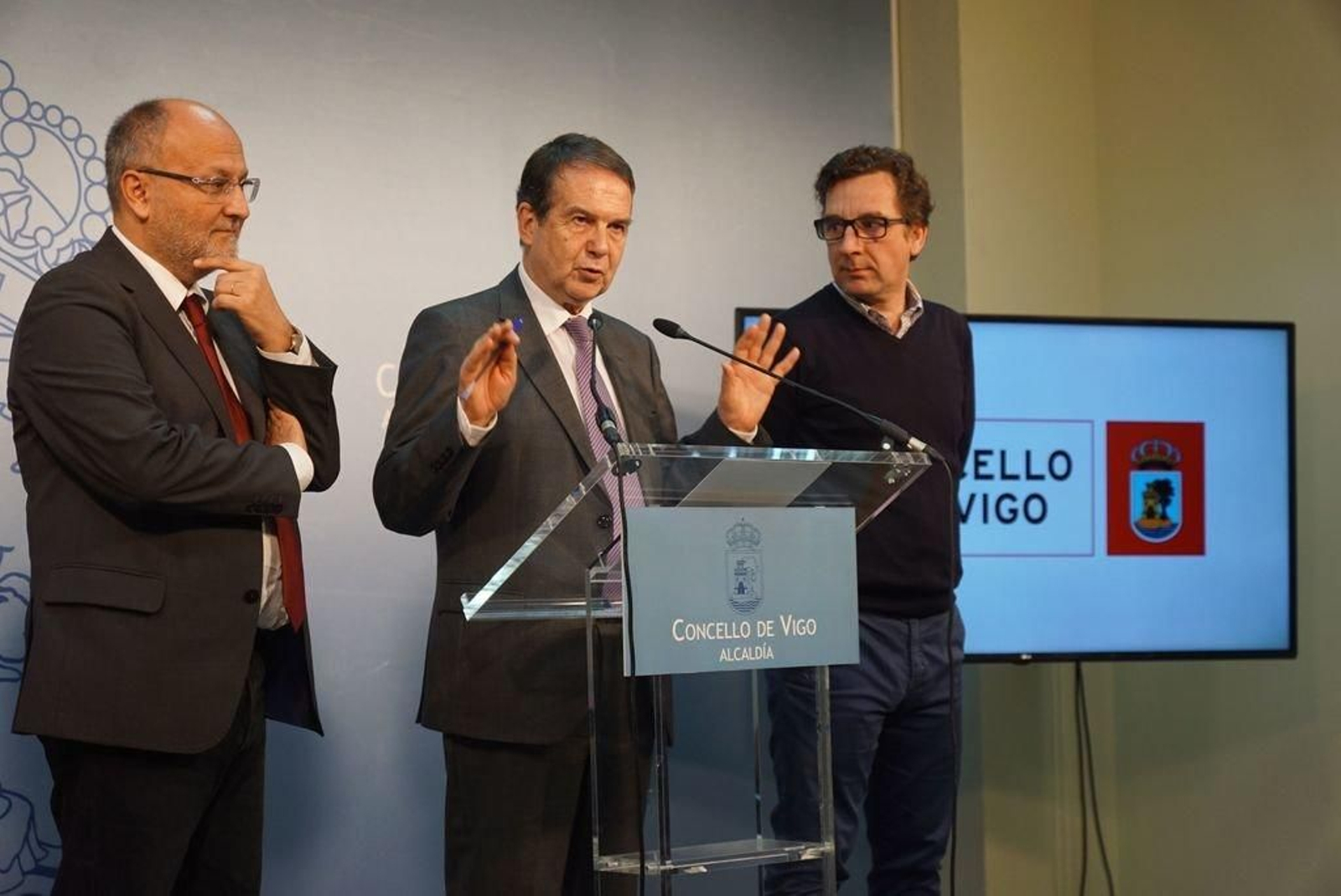 El concejal Abel Losada, Caballero e Iñaki Teixeira, ayer en la presentación de la programación.