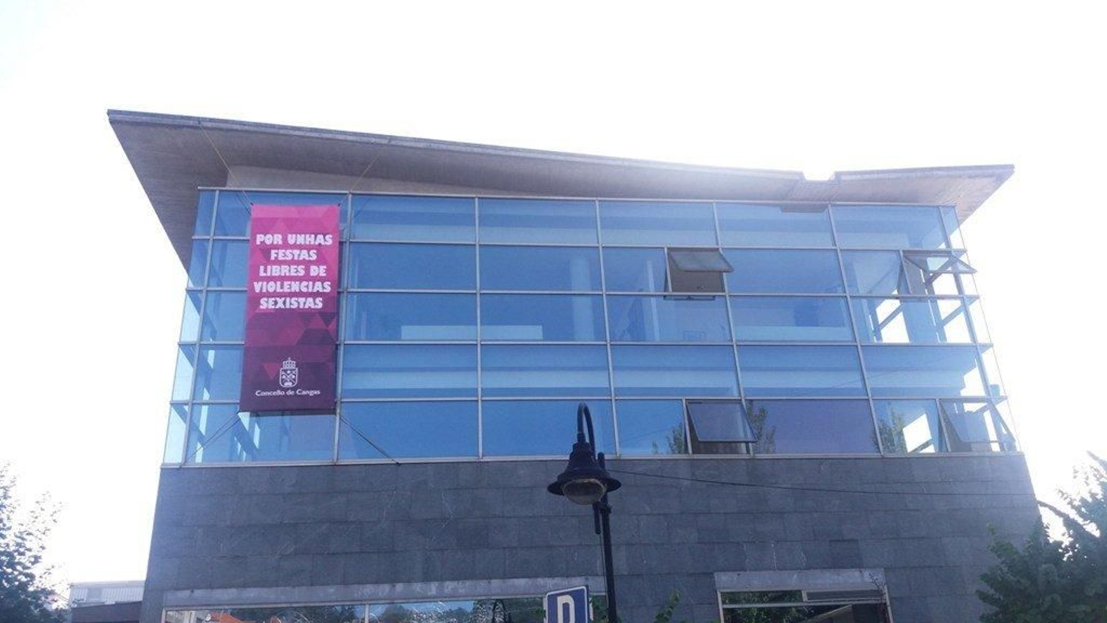 Lona colgada en el fachada del Concello de Cangas.