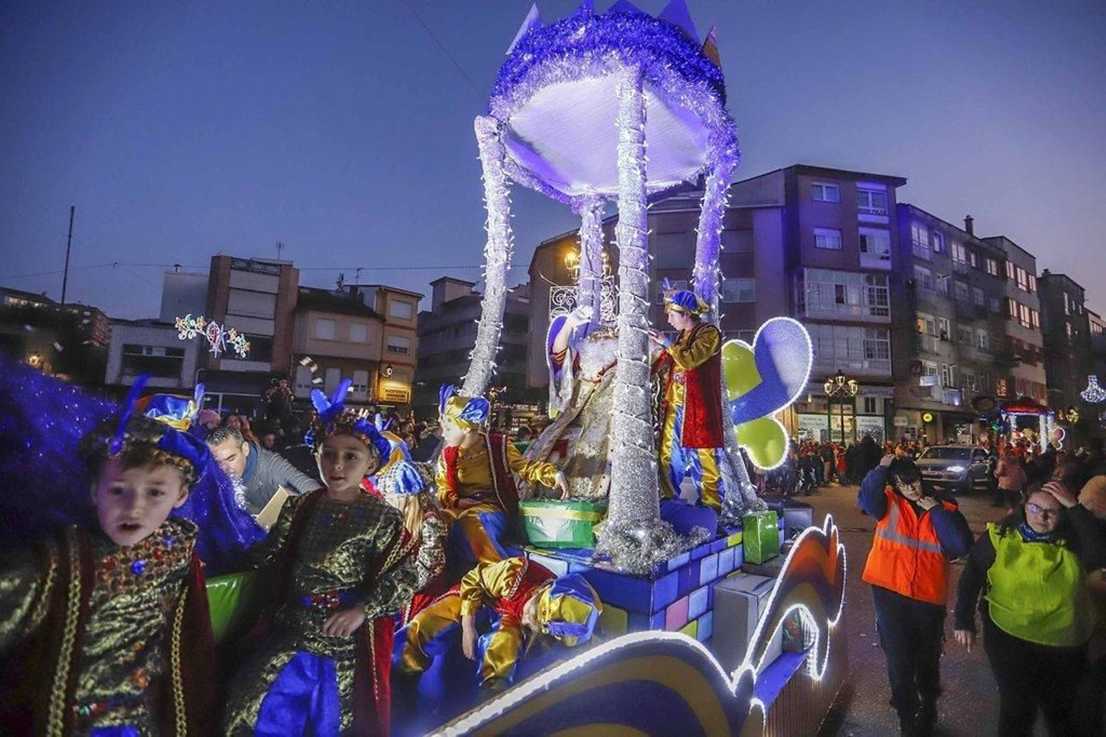 Los pequeños pajes fueron los compañeros inseparables de Sus Majestades en el desfile.