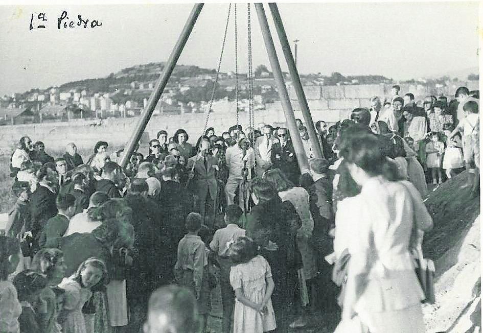 Imagen del momento en que se colocó la primera piedra