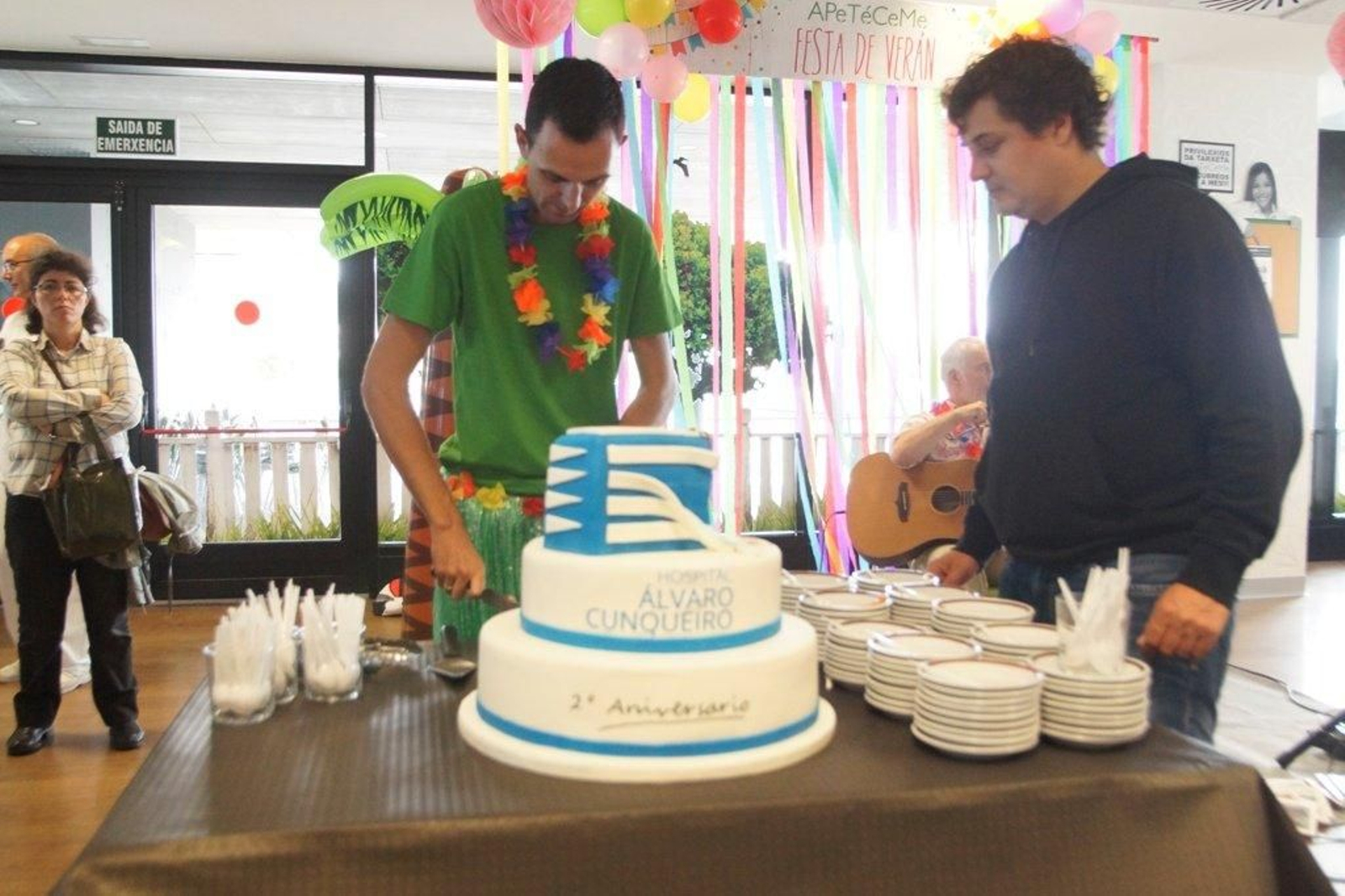Fiesta hawaiana en el hospital Alvaro Cunqueiro Foto  Vicente Alonso 04