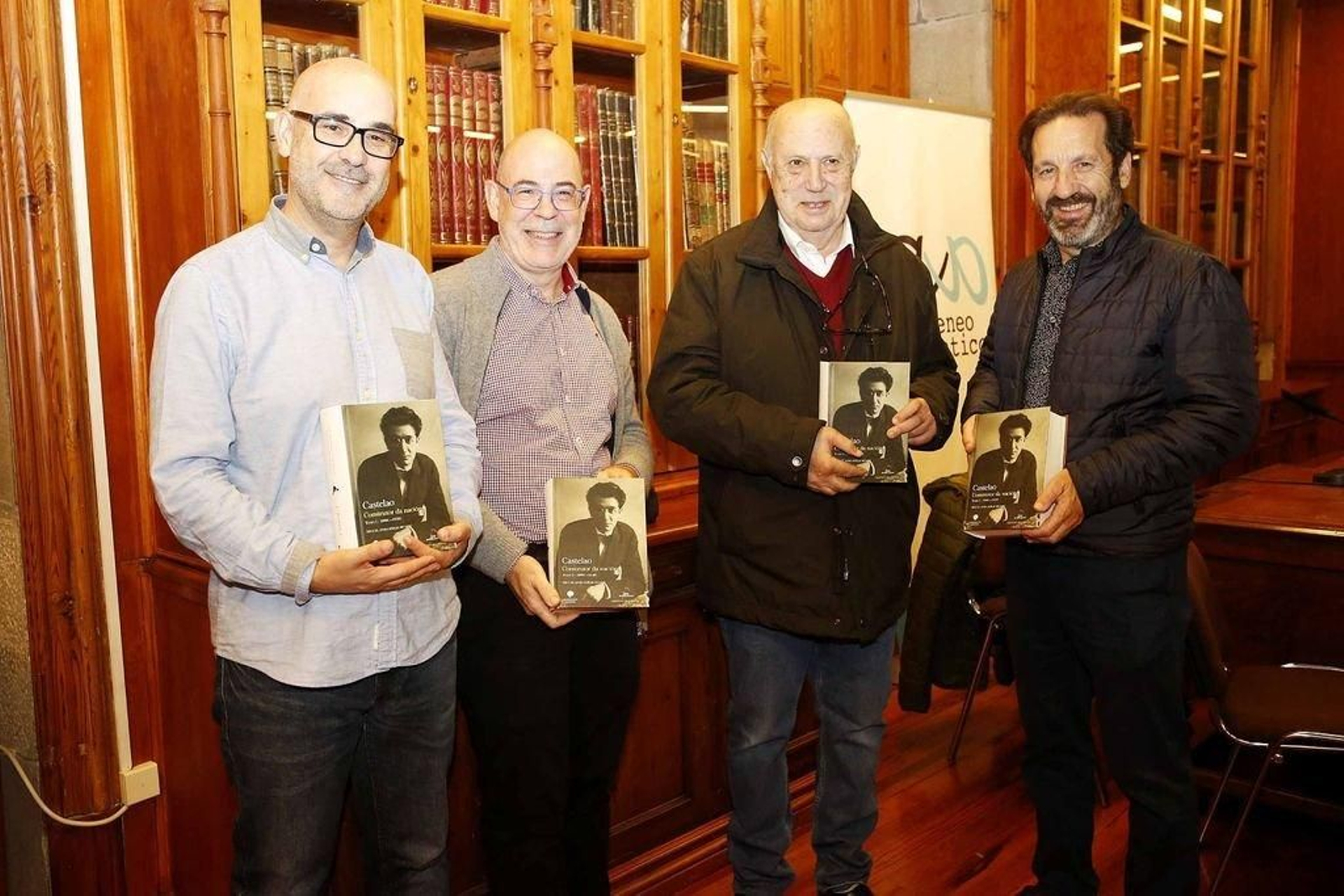 Miguel Anxo Seixas, na presentación do libro, co editor Francisco Castro (esquerda), o escritor Xosé Luis Méndez Ferrín e  o fotógrafo Anxo Cabada.
