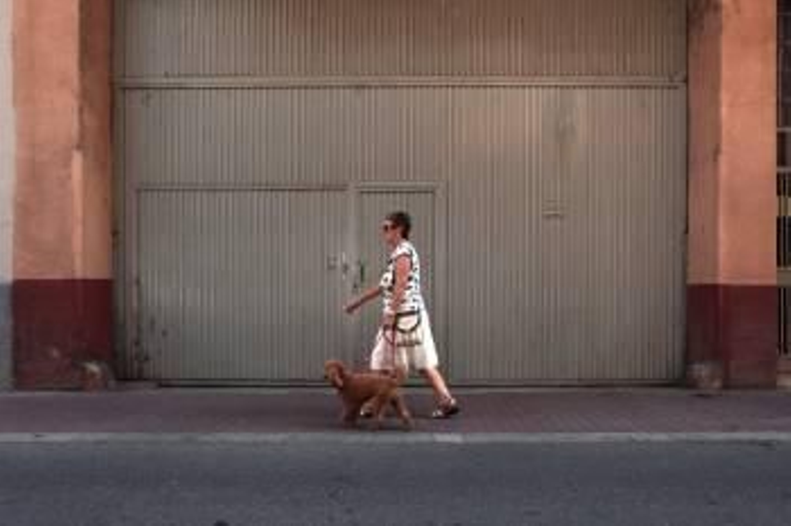 Fachada de la comunidad islámica de la calle Norte de Lleida, que estaba cerrada desde hace un año por incumplimiento del aforo máximo y que hoy ha sido desprecintada por funcionarios municipales (Foto: EFE)