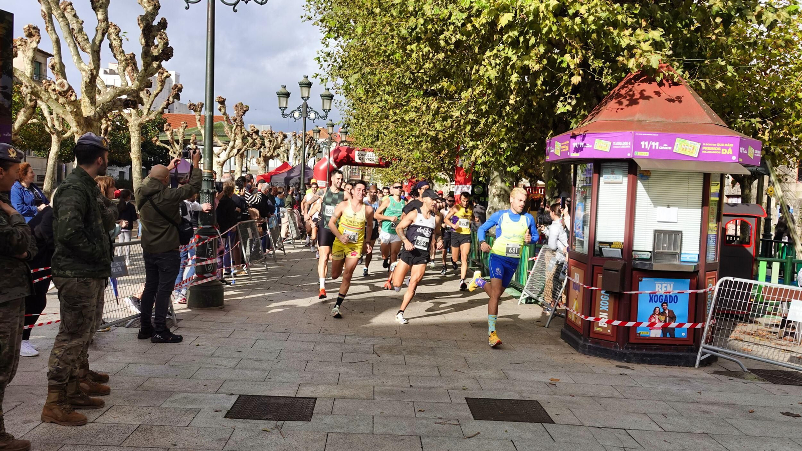 Los participantes en la carrera solidaria de Avempo toman la primera curva del circuito.