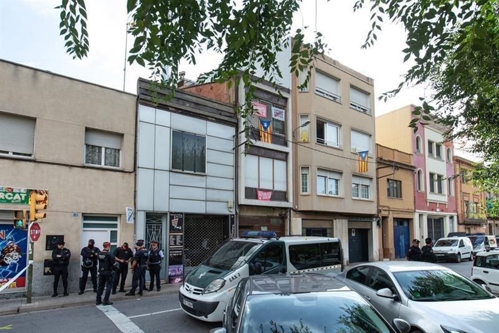 Agentes de la Guardia Civil durante el registro de un domicilio en Sabadell (Barcelona)