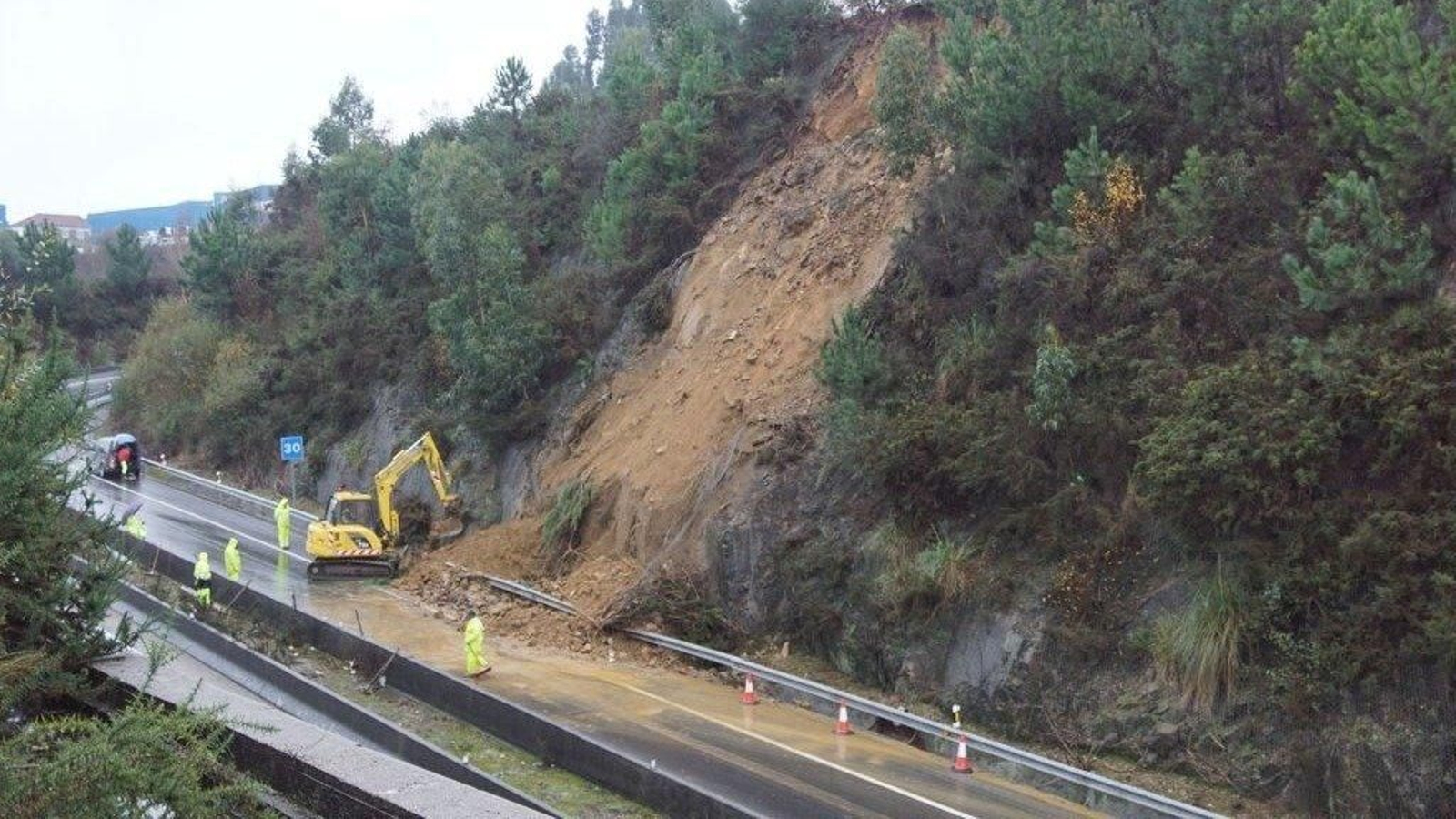 El talud que se vino abajo: ayer, trabajando con enormes dificultades por el terreno húmedo.