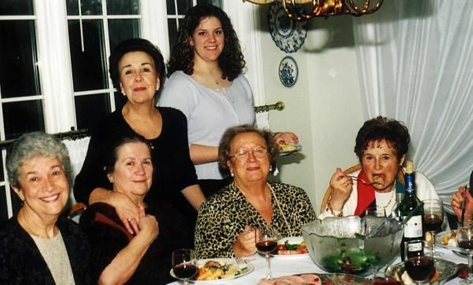 Mujeres emigrantes españolas 
durante una actividad realizada por la colonia residente en Toronto.