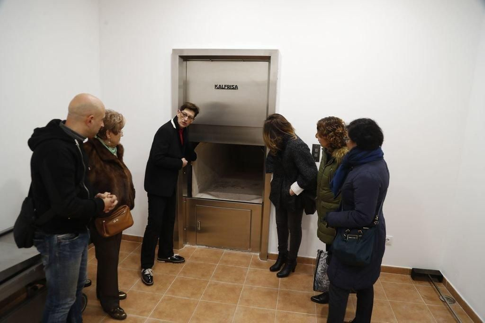 Belén Abalde muestra el sistema de incineración con el que cuenta el nuevo tanatorio.
