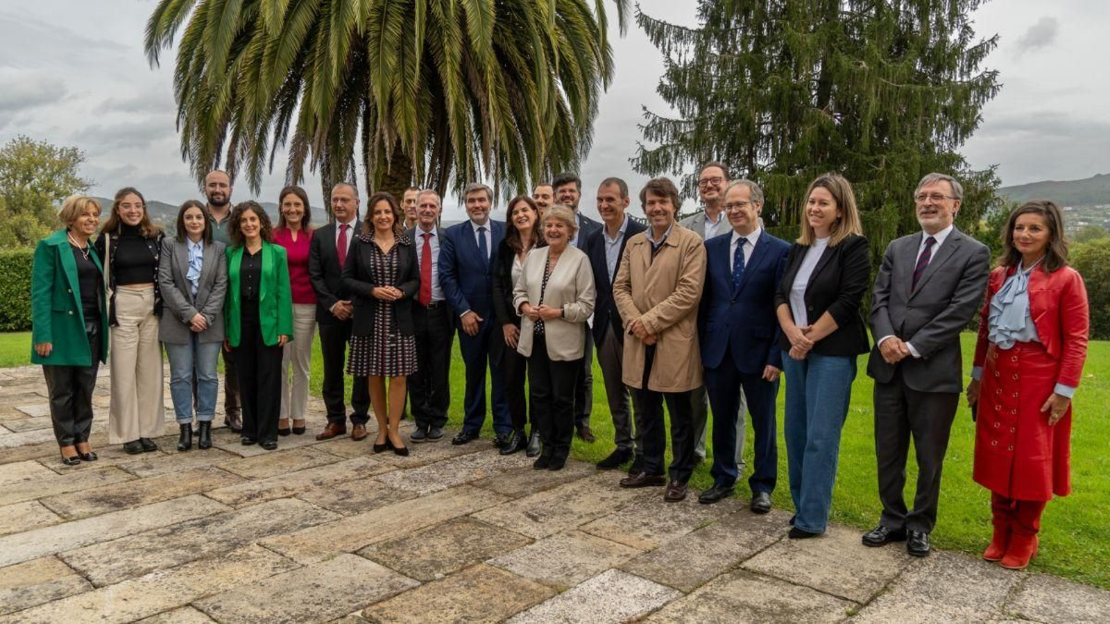 Enrique Cabaleiro y Elisa Ferreira con los representantes de las entidades y de las eurocidades.