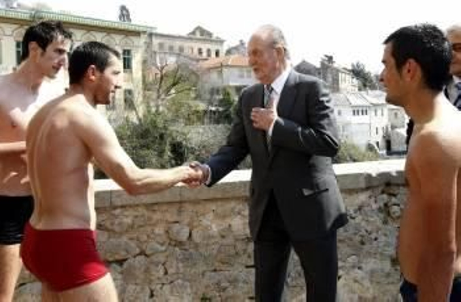 El rey Juan Carlos saluda a jóvenes saltadores del puente de Mostar. (Foto: CHEMA MOYA)