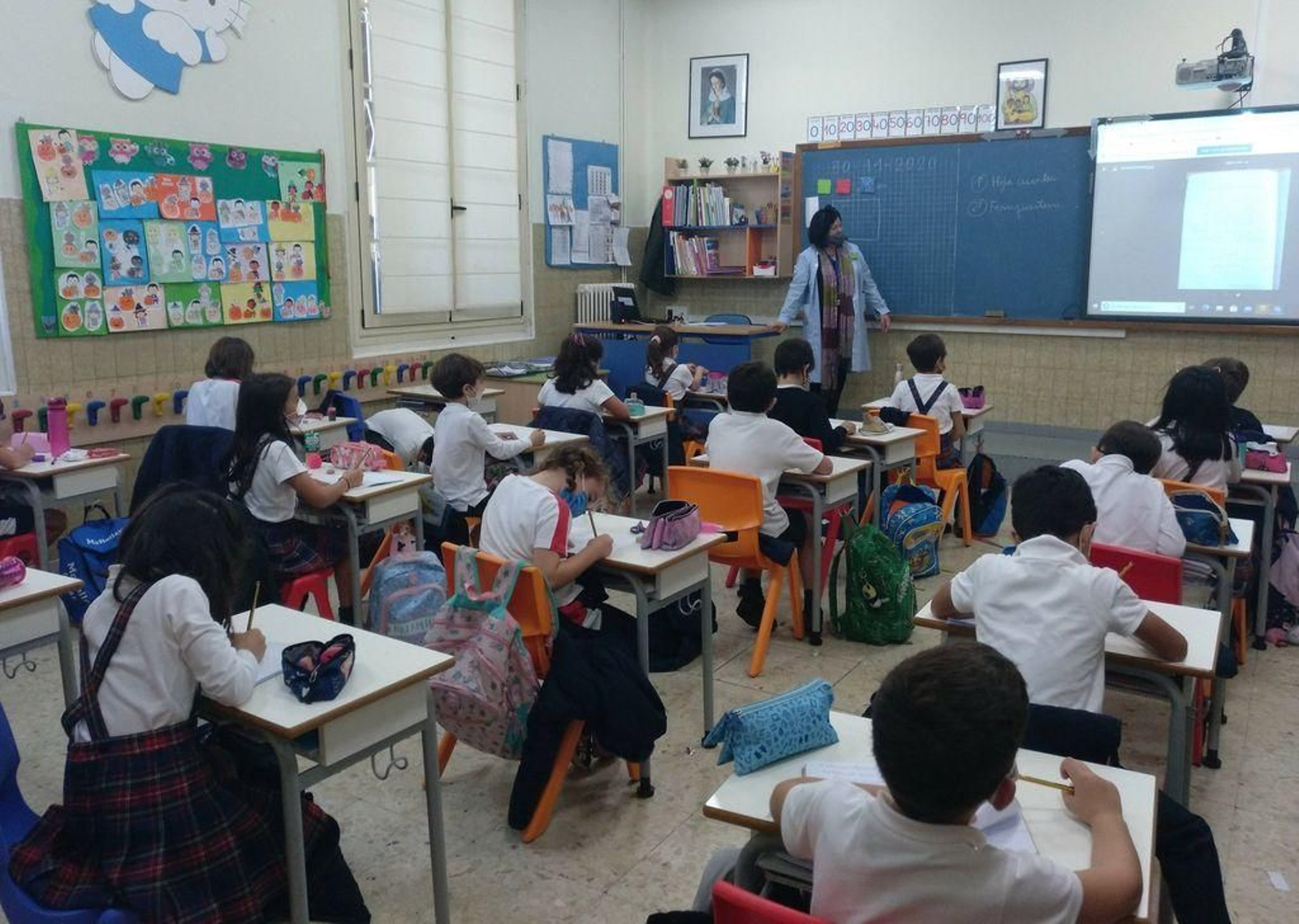 Un aula de segundo curso de Primaria del colegio Jesuitas, con todos los protocolos covid.