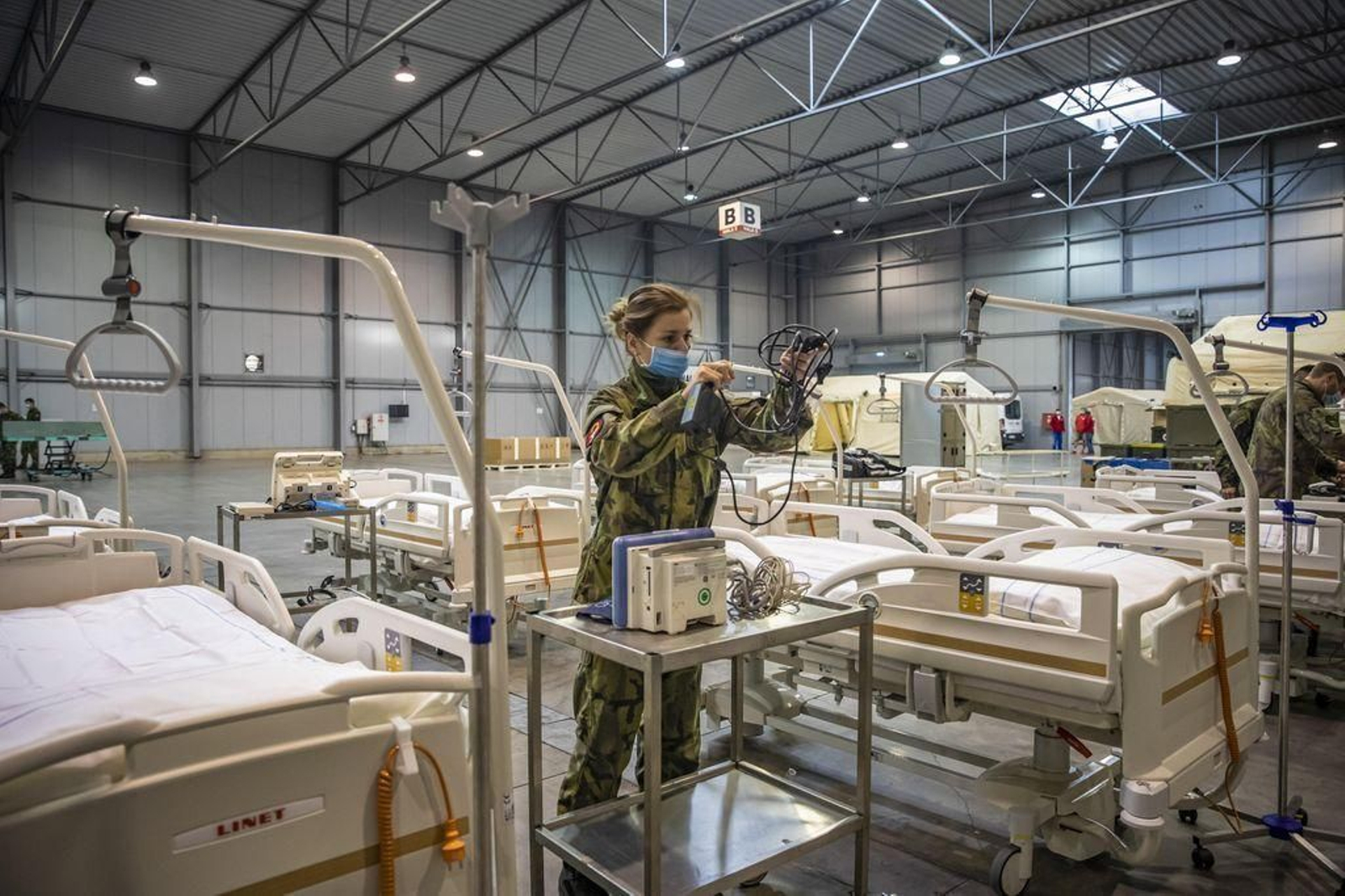 El Ejército de la República Checa monta un hospital de campaña en un recinto ferial de Praga.