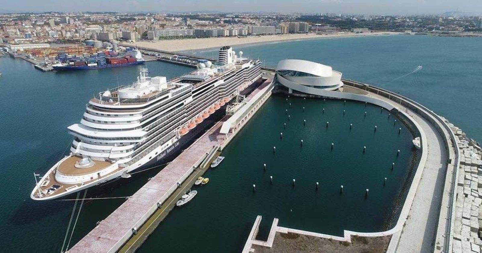Un gran crucero atracado en la terminal de Leixoes, a la entrada de Oporto.