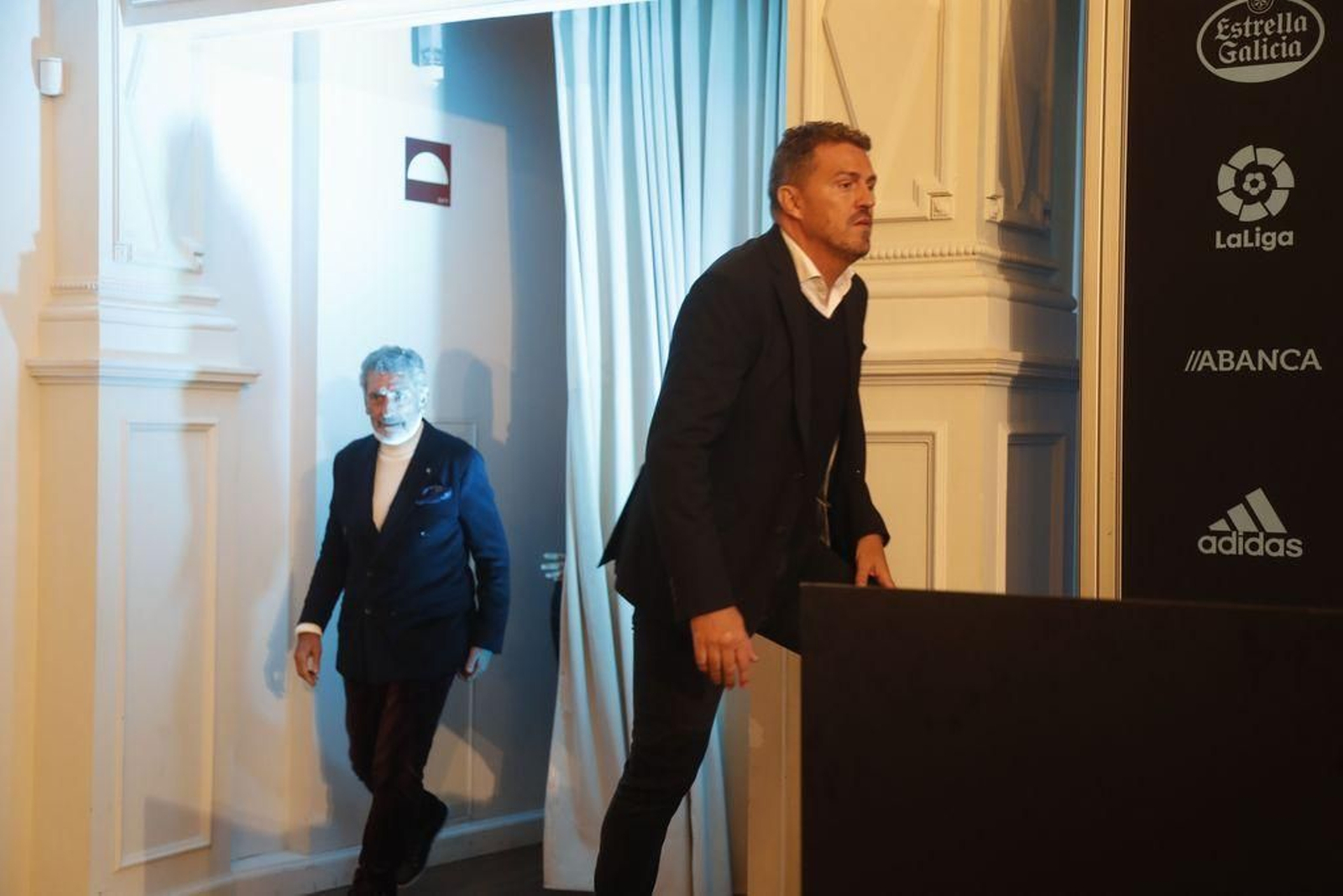 El entrenador céltico, Óscar García Junyent, con el presidente, Carlos Mouriño, tras sus pasos el día de su presentación.