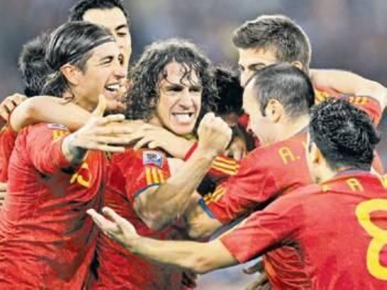 Puyol celebra el gol con sus compañeros