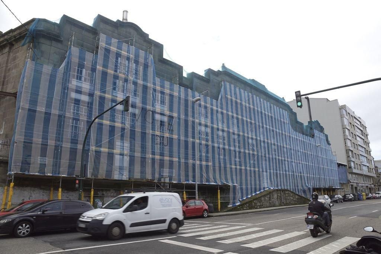 La fachada de Alfageme en Beiramar ya cubierta por andamios y lonas.