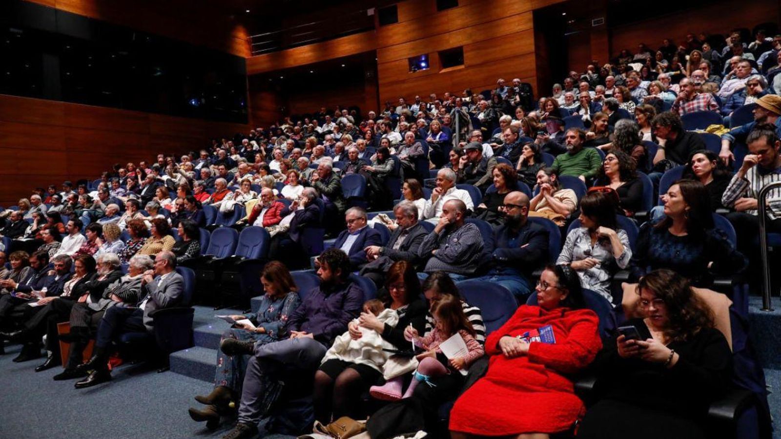 O público abarrotou a sede da Afundación.