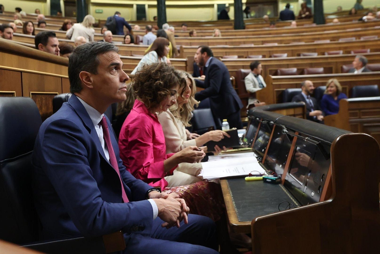El presidente del Gobierno, Pedro Sánchez; la vicepresidenta primera y ministra de Hacienda, María Jesús Montero, y la vicepresidenta segunda y ministra de Trabajo y Economía Social, Yolanda Díaz. // EP