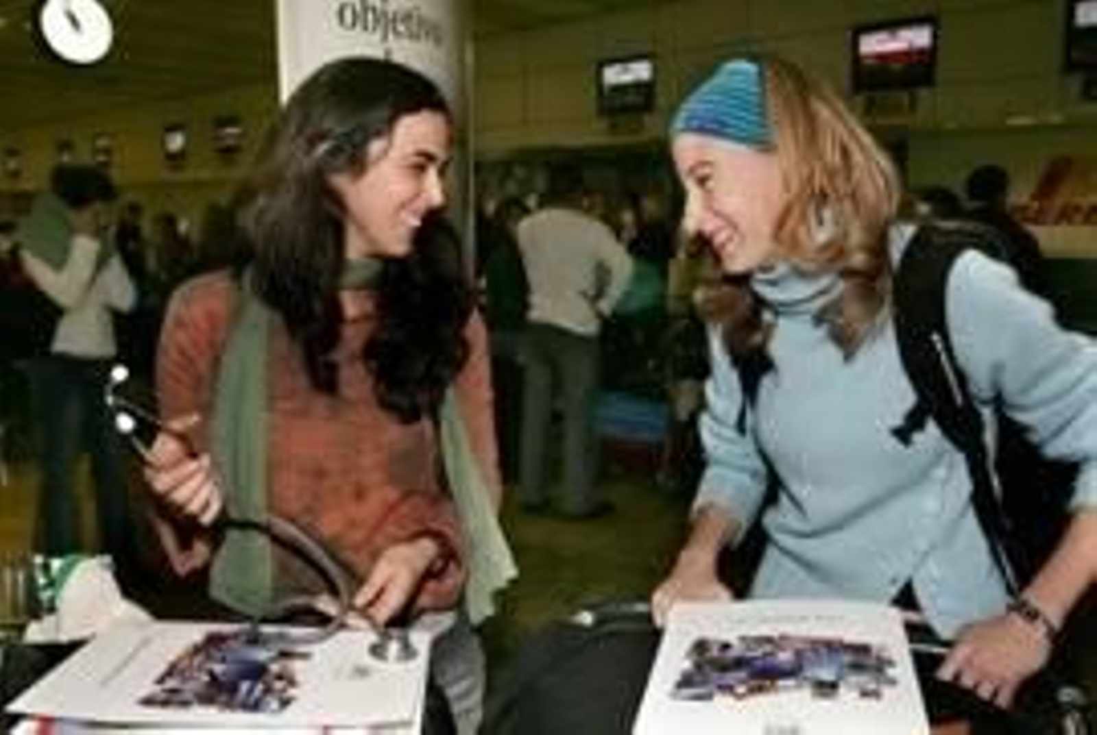 Dos jóvenes españolas viajan al Reino Unido para trabajar como enfermeras.