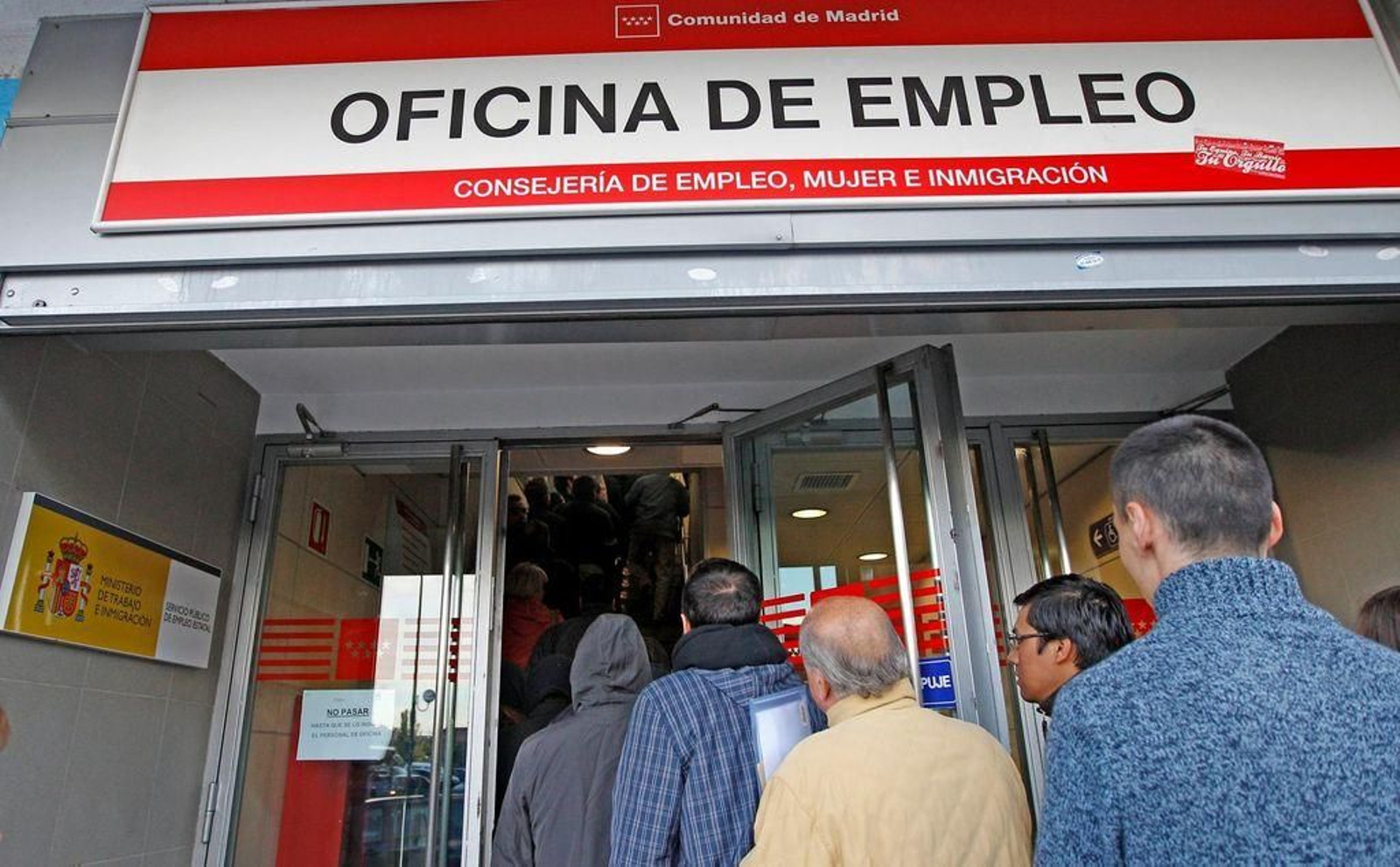 Cola de gente en una oficina de empleo en Madrid.