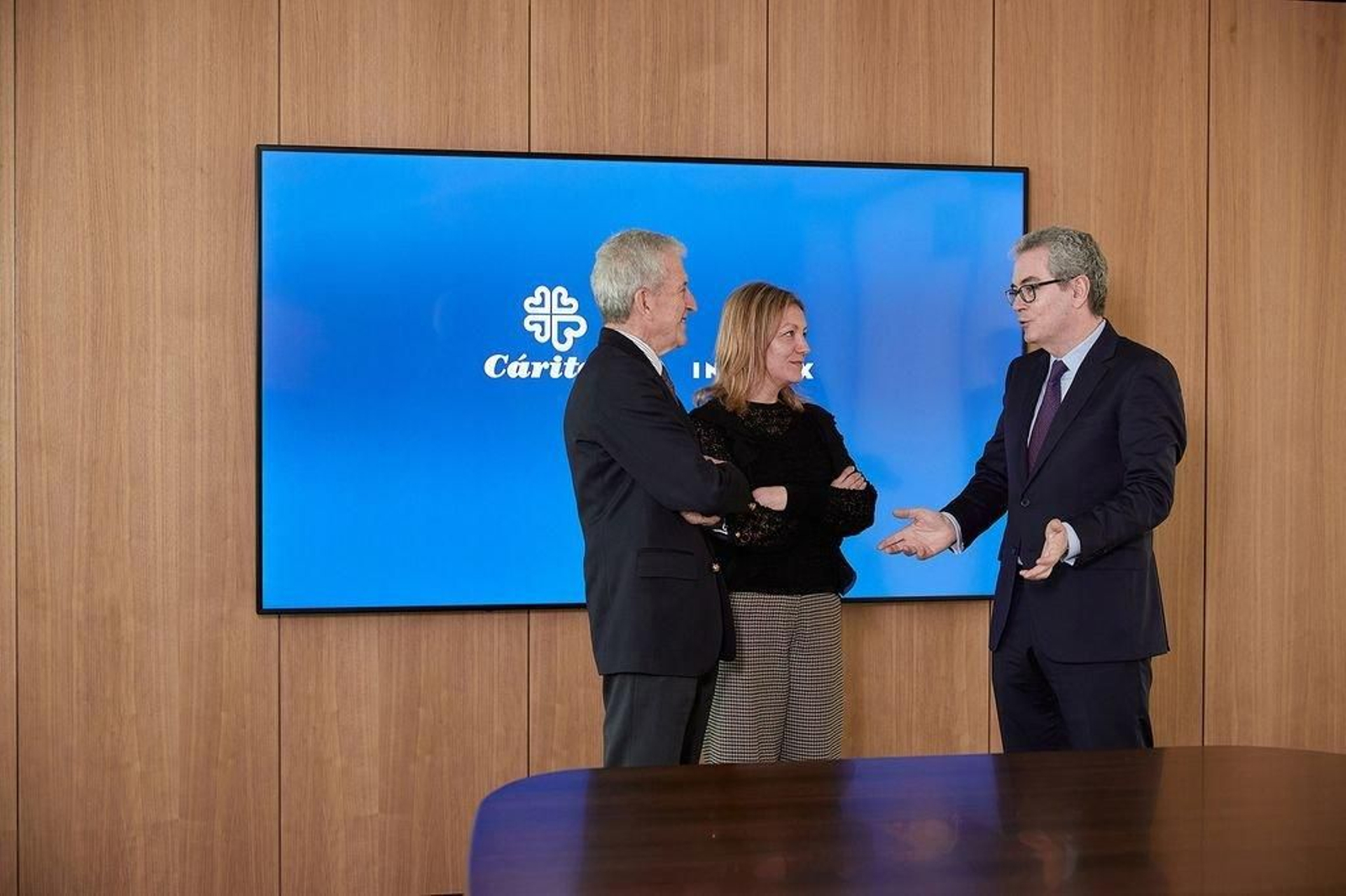 Manuel Bretón, Natalia Peiro y Pablo Isla, durante la firma del acuerdo.