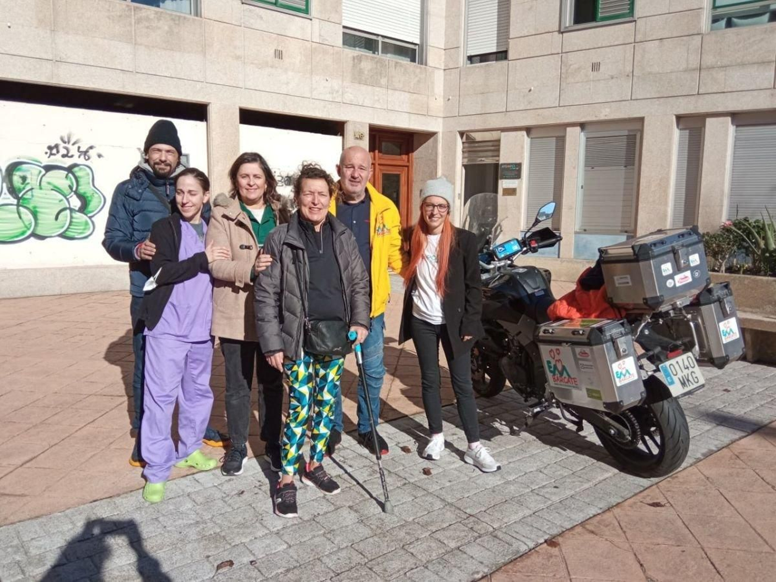 Prudencio Macías, segundo por la derecha, con miembros de Avempo y su moto.