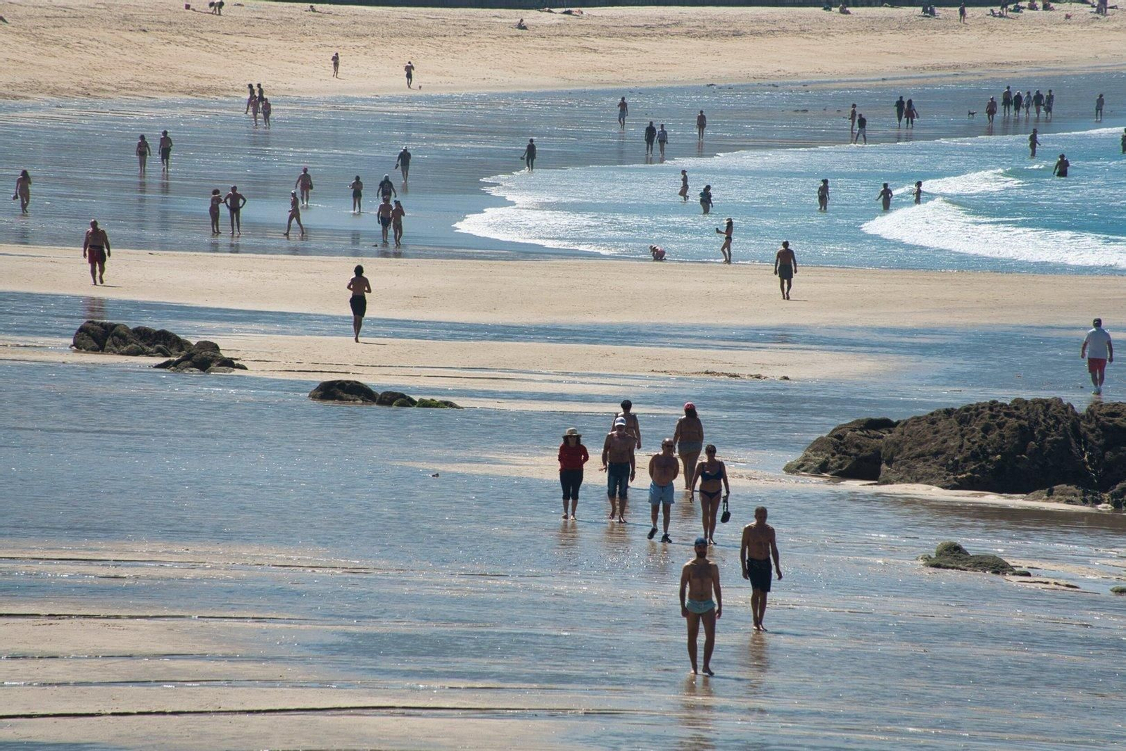 Gente paseando por Samil.