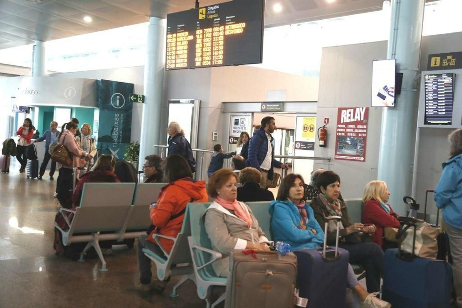 Sala de espera de la terminal, llena mientras las anulaciones y desvíos se fueron sucediendo durante toda la mañana.