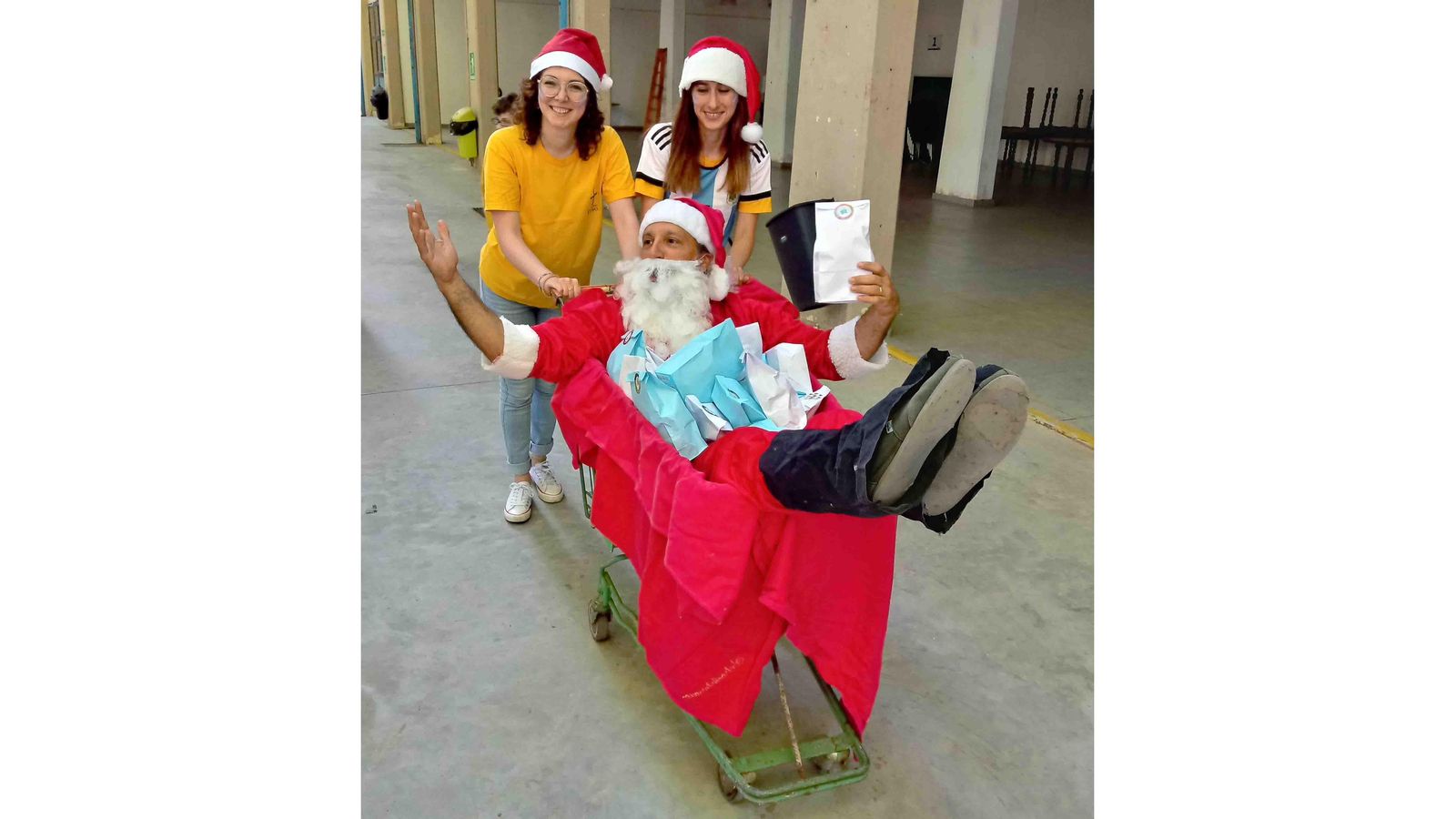 Llegada de Papá Noel al Centro Asturiano de Buenos Aires, sentado en un trineo "sui generis"
