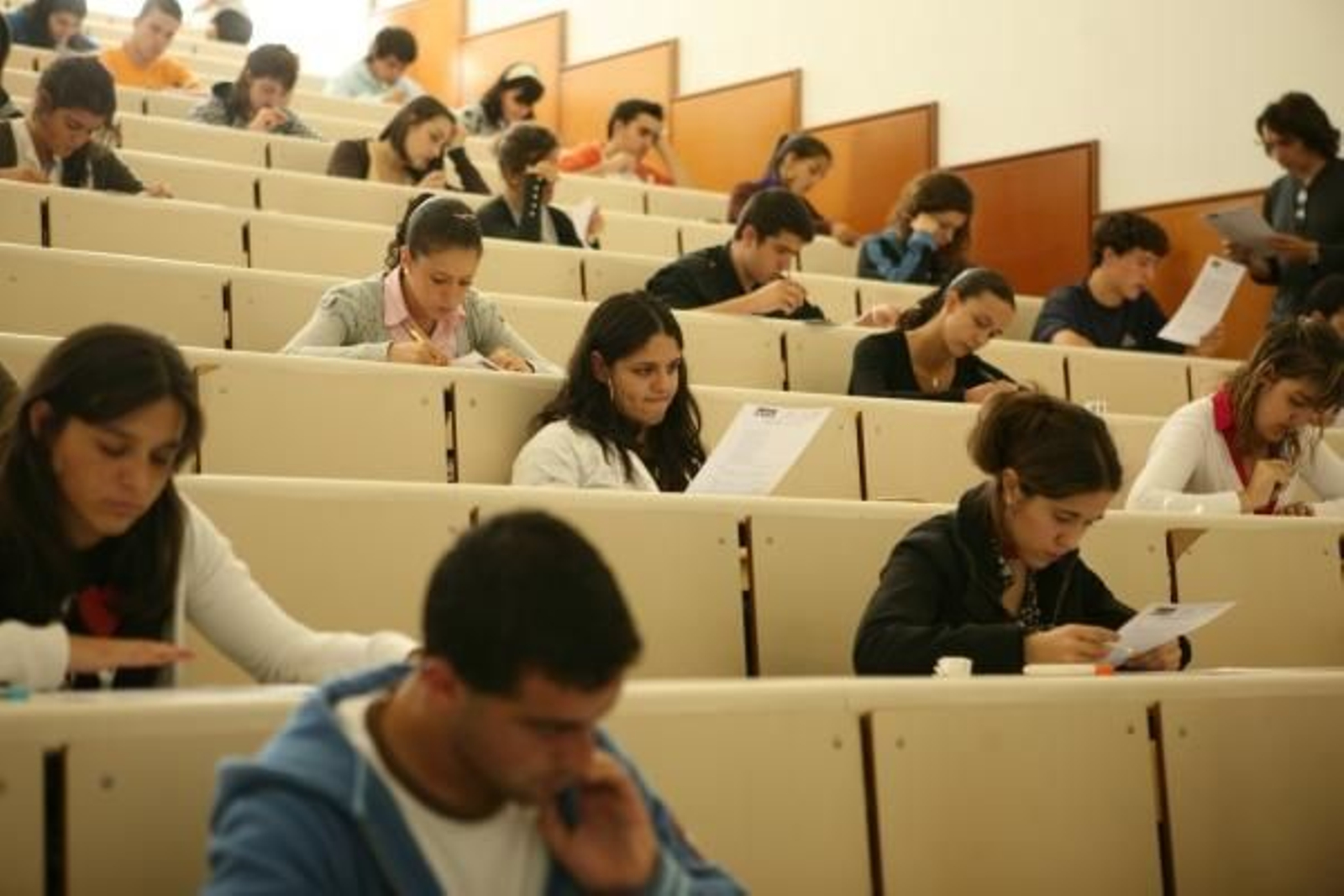 Alumnos realizando las pruebas de selectividad de Septiembre en Vigo. (Foto: Archivo )