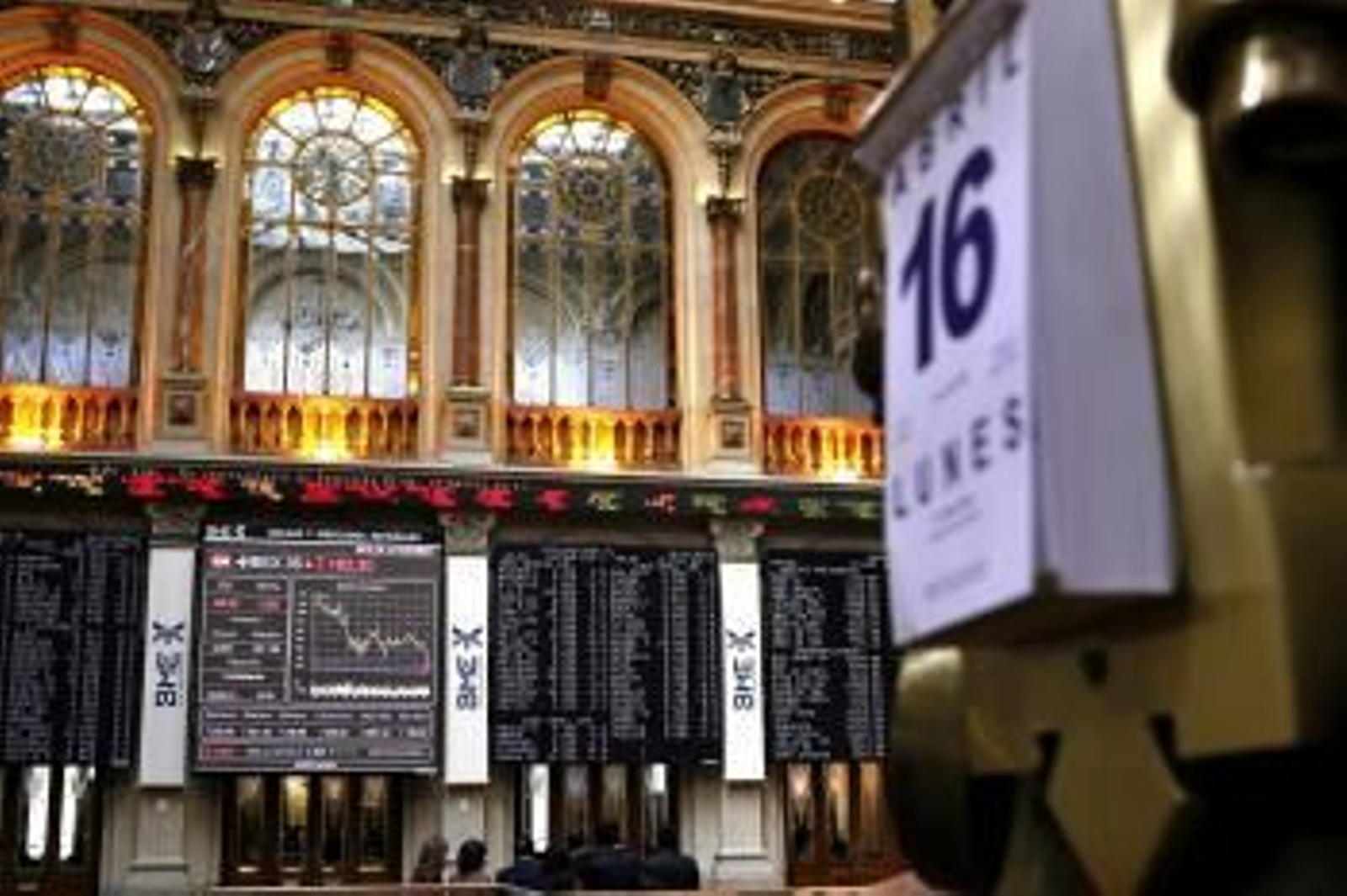Interior de la Bolsa de Madrid en la que se ve la evolución del principal indicador, el IBEX 35 (Foto: EFE)