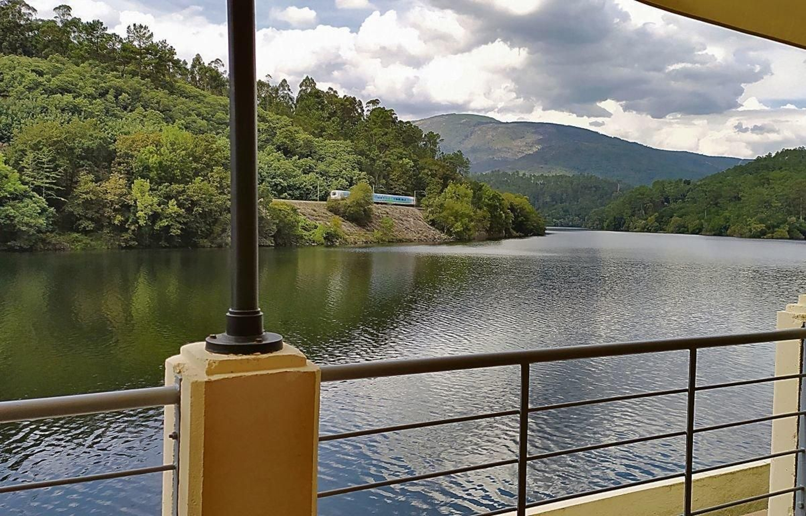 El único regional que comunica Ourense y Vigo, visto desde el balneario de Cortegada.