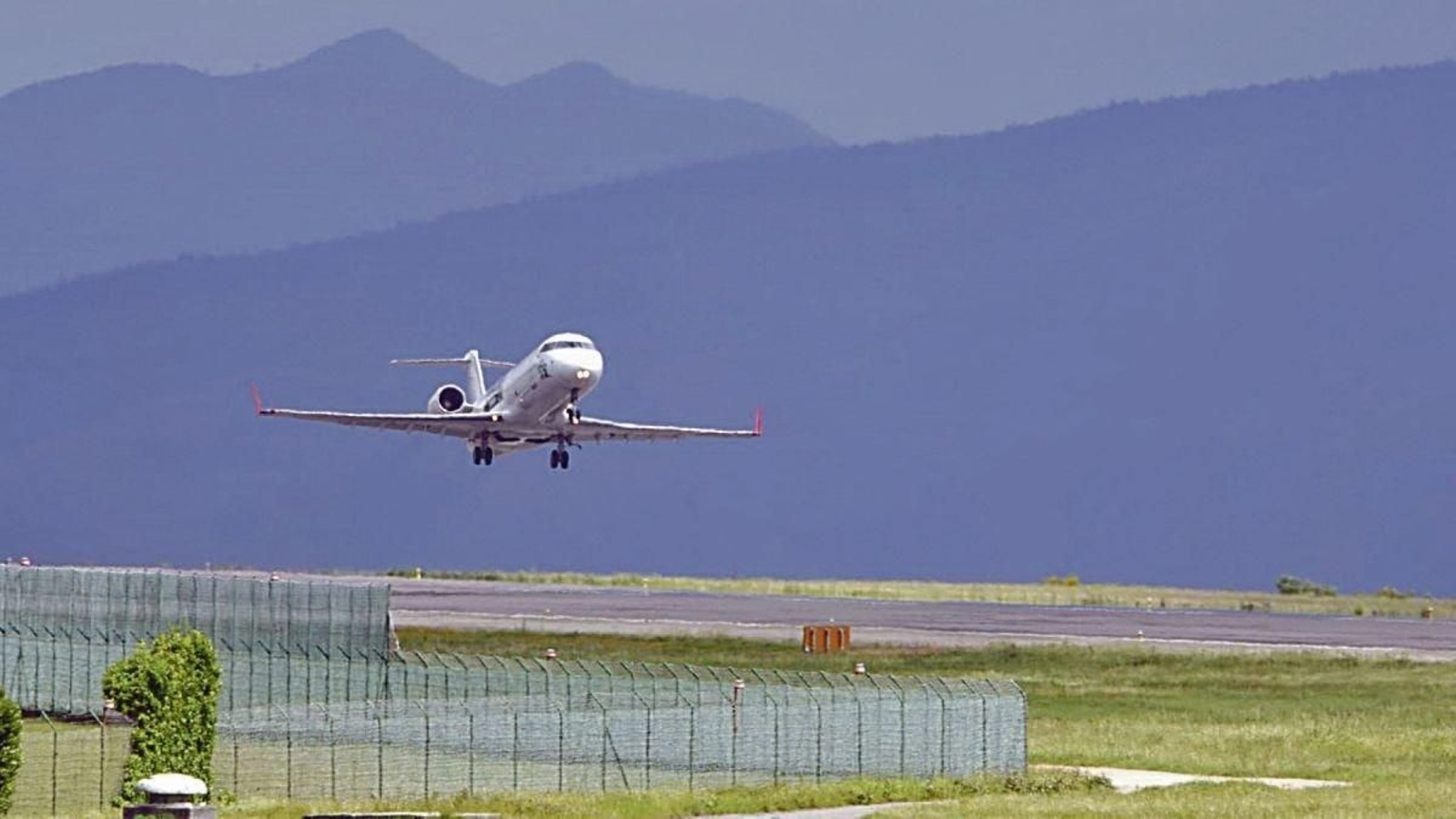 Un avión en pleno despegue en el aeropuerto de Vigo.