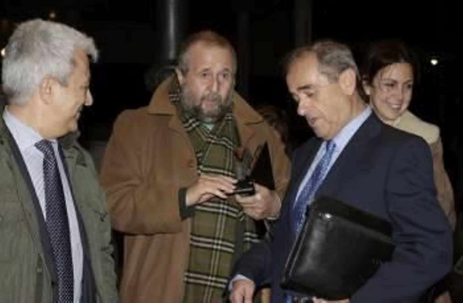 López Orozco y su abogado abandonan el juzgado de Lugo pasadas las once de la noche. (Foto: ELISEO TRIGO)