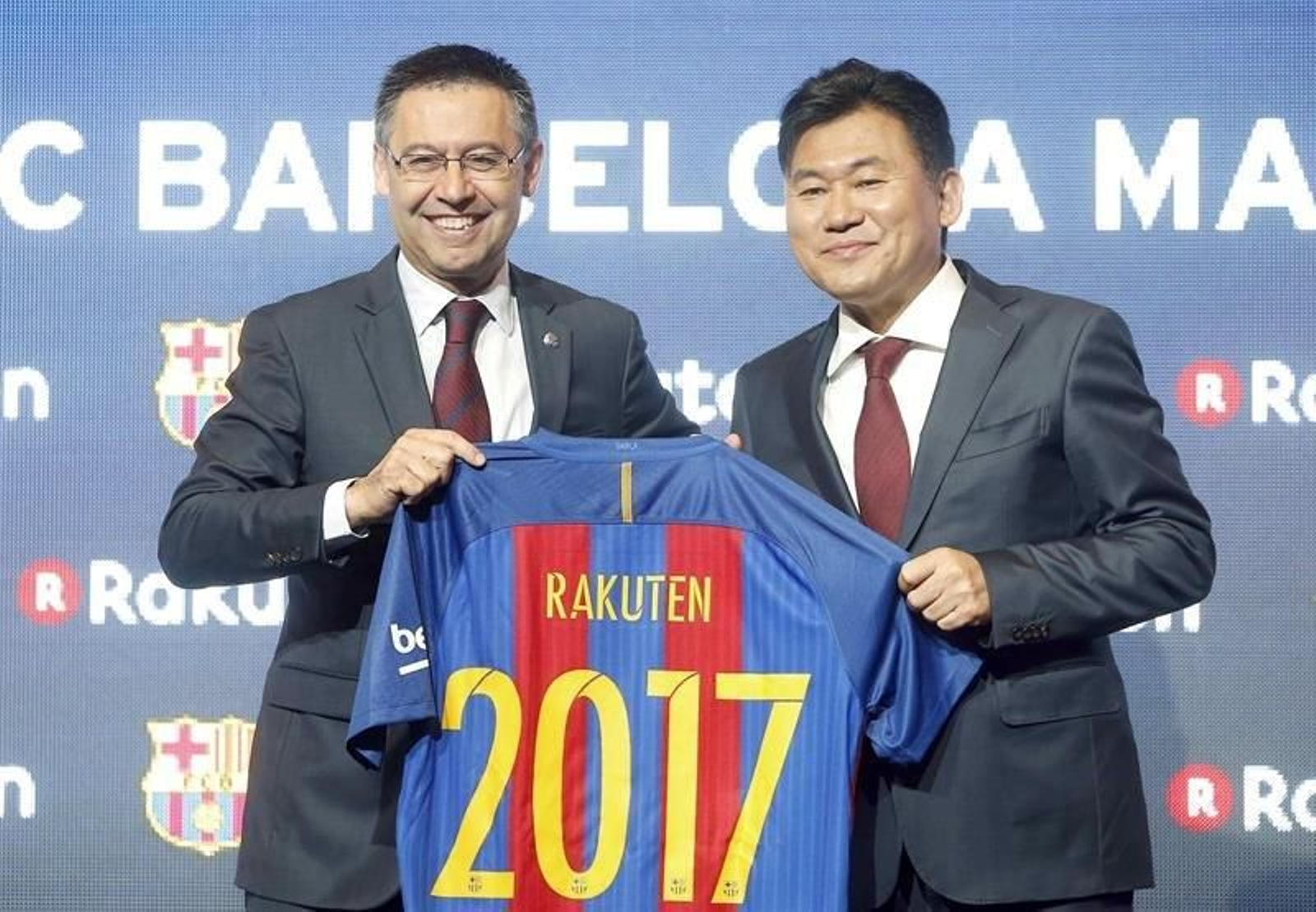 El presidente del FC Barcelona, Josep Maria Bartomeu (i), y el presidente de la empresa japonesa Rakuten, Hiroshi Mikitani, posan con la camiseta del nuevo patrocinador del club