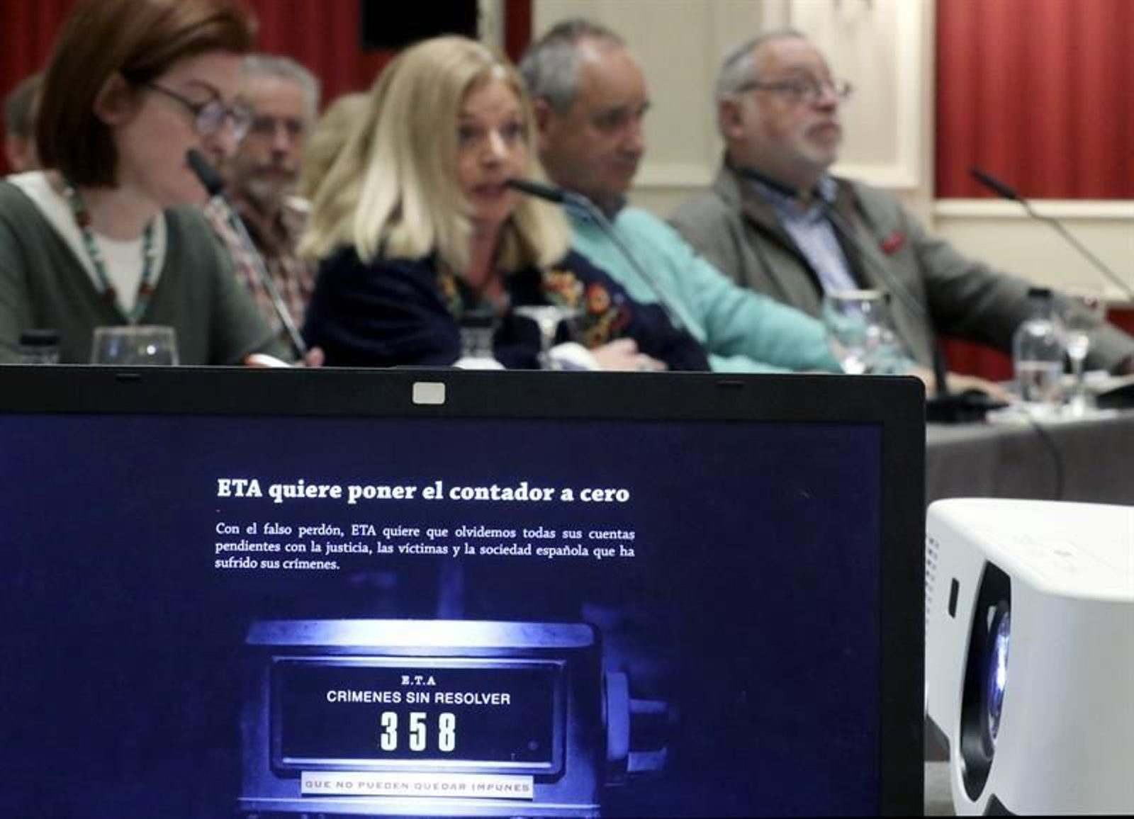 Miembros del colectivo de víctimas de la banda terrorista, durante el acto en San Sebastián.