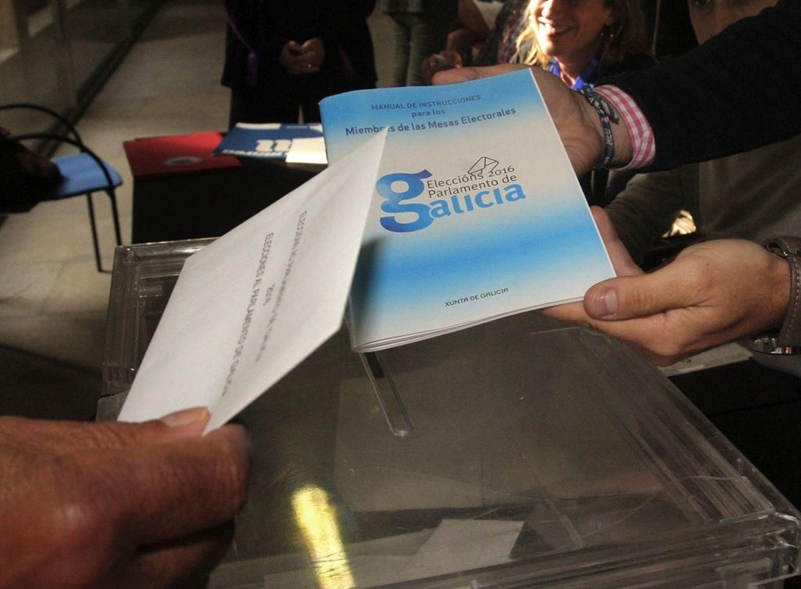 Votación en un colegio electoral de Santiago en 2016.