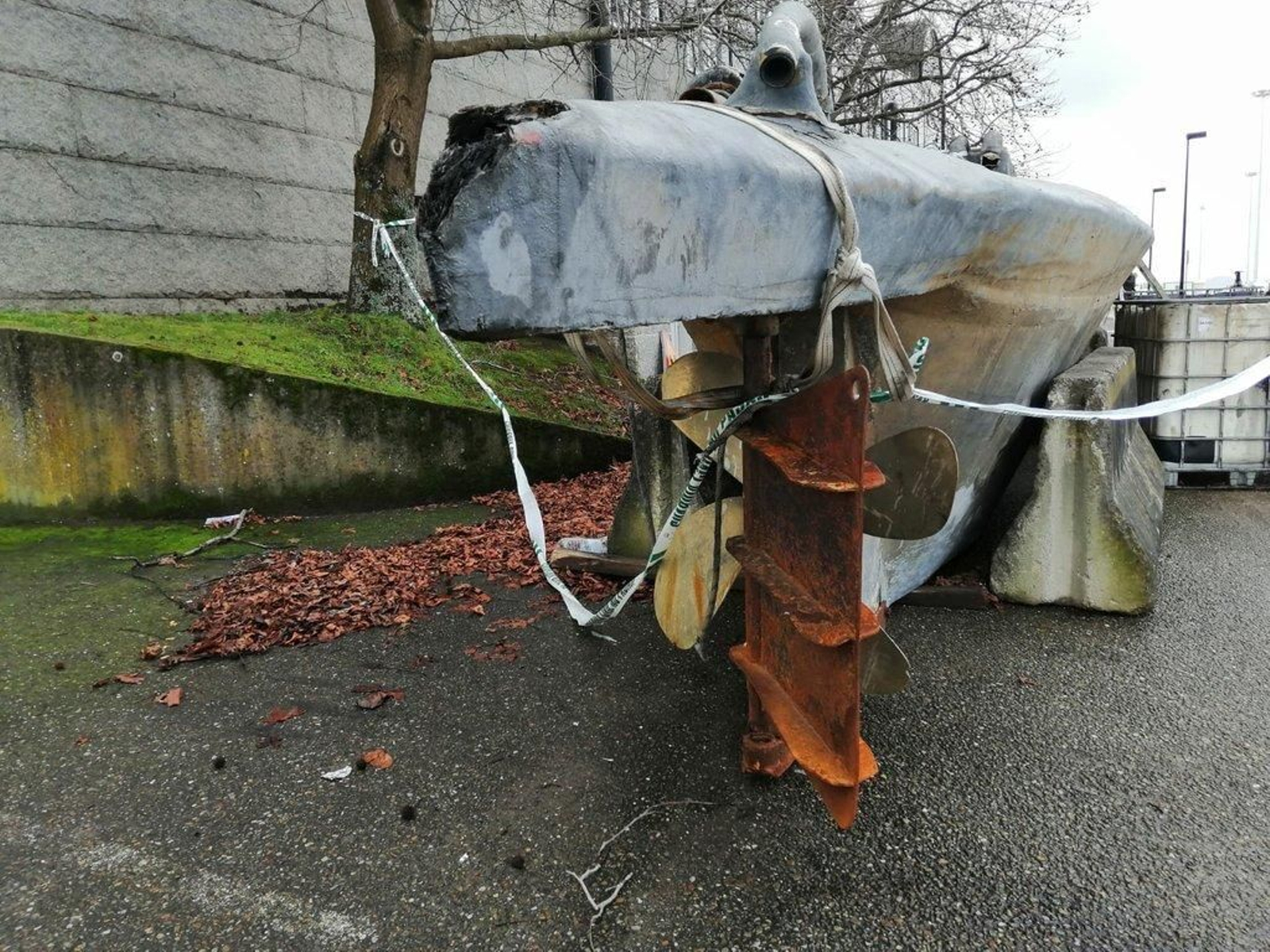 El narcosubmarino en las instalaciones de Zona Franca en Vigo 6