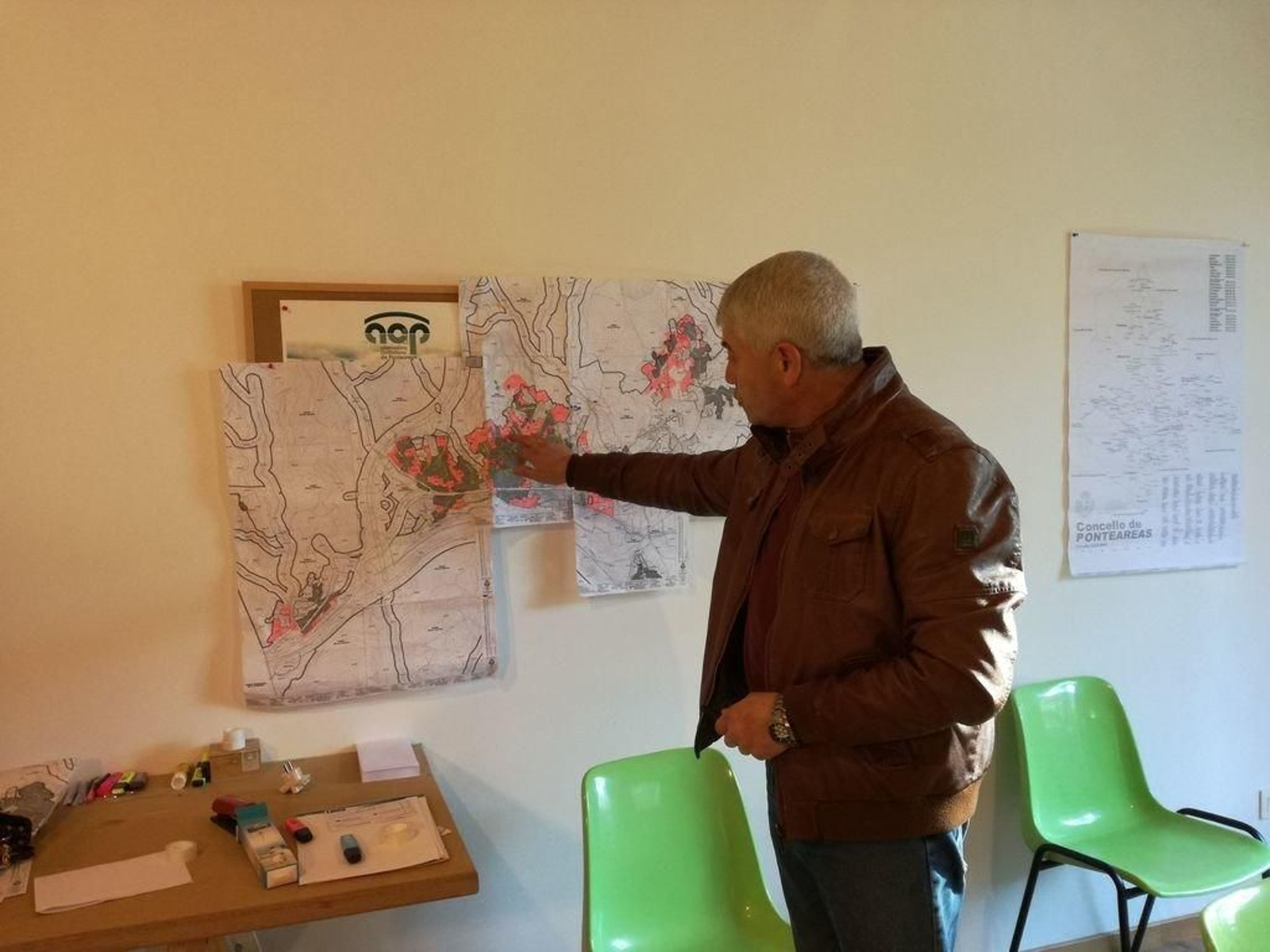 J.C. González Carrera, portavoz de ACiP, revisando el Plan Xeral