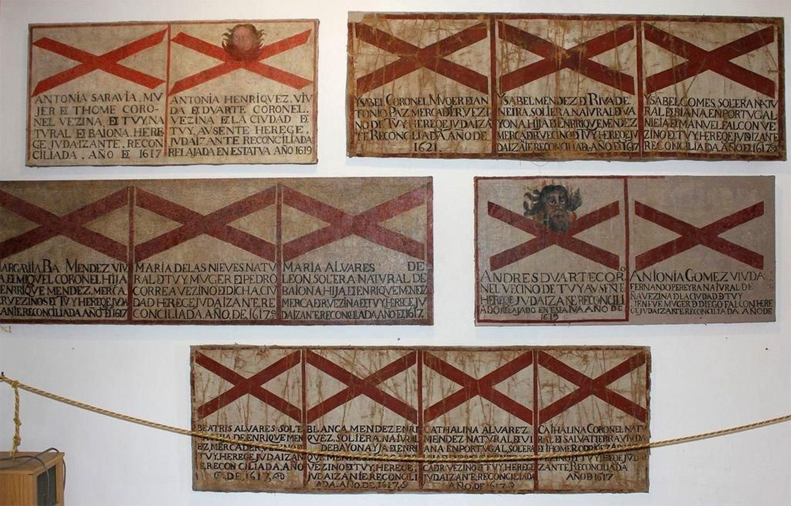 Los famosos "sambenitos" conservados en el museo eclesiástico de Tui, recuerdo de la Inquisición.