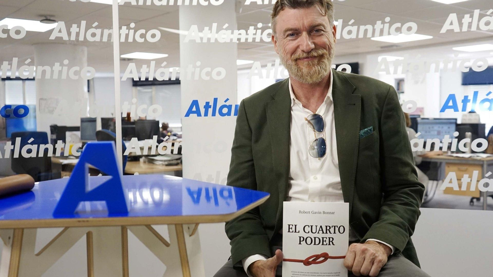 Robert Gavin Bonnar, en el set de Atlántico TV.