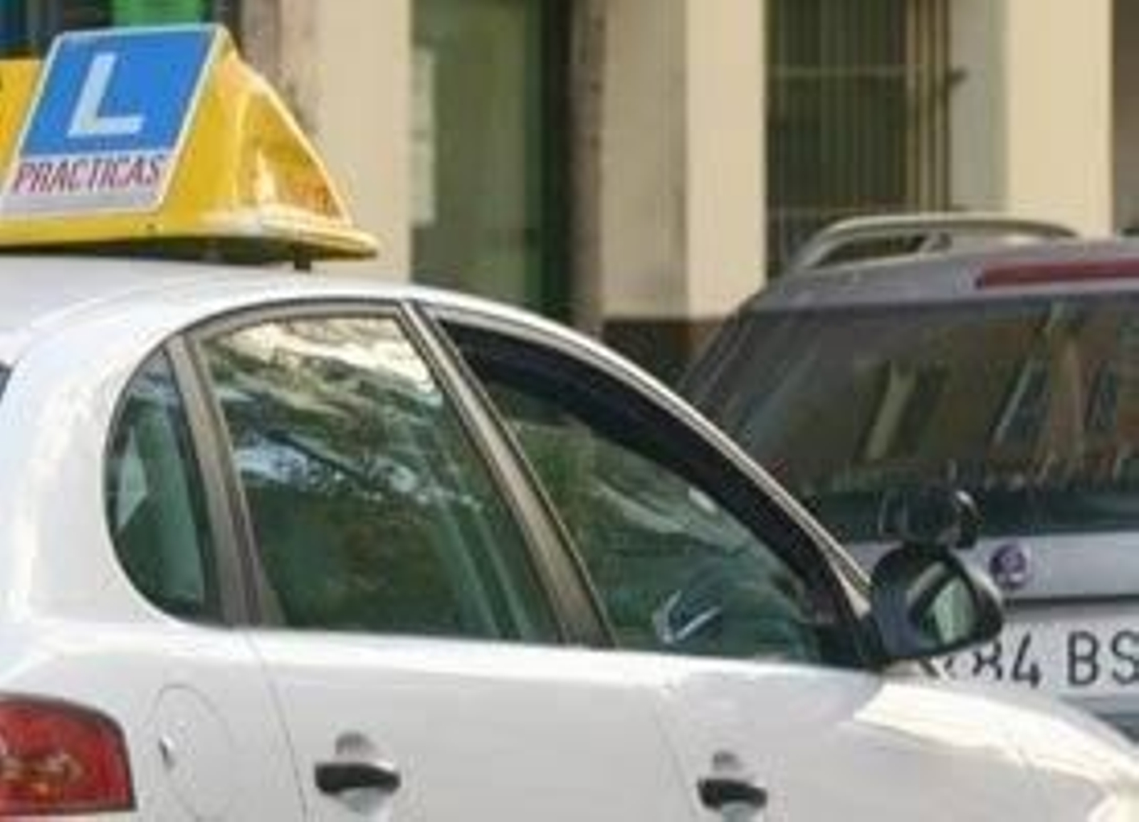 El examinador acababa de comunicar el suspenso al joven.