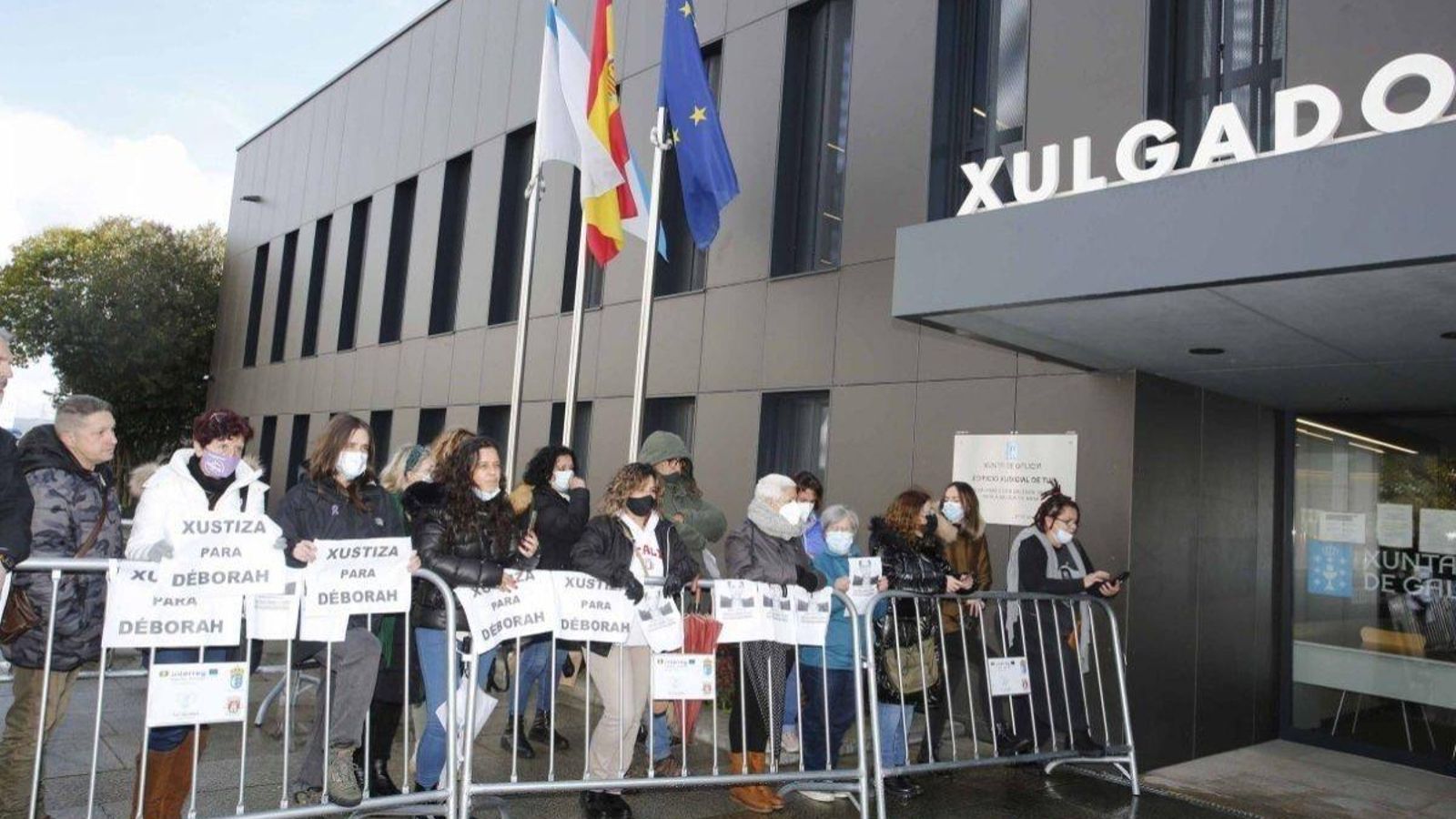 Concentración de apoyo pidiendo justicia para Déborah ante el juzgado de Tui en 2021.