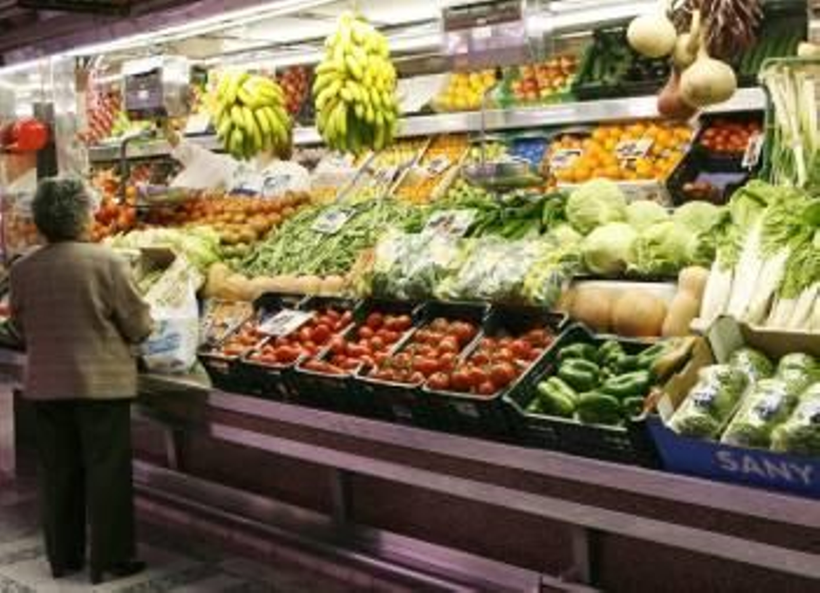 Mujer comprando en un mercado (Foto: EFE)